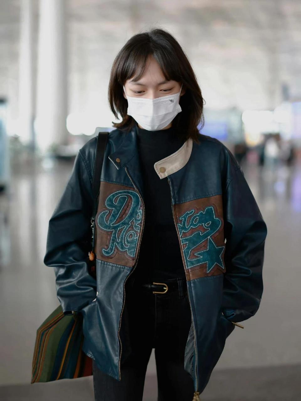 文淇机场私服   又背了个几十块的布包