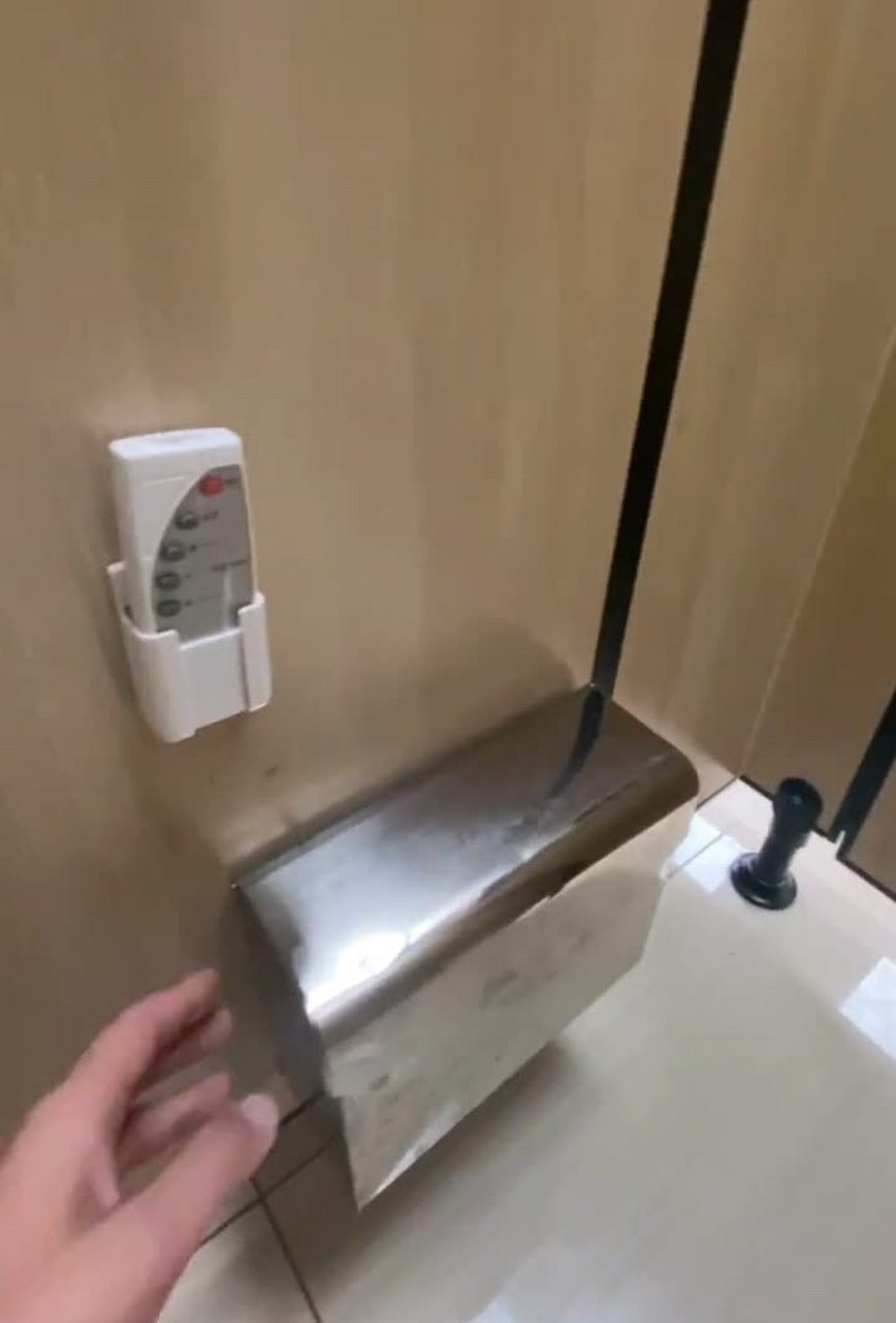 我上厕所没带纸,现在该怎么办?[坏笑]