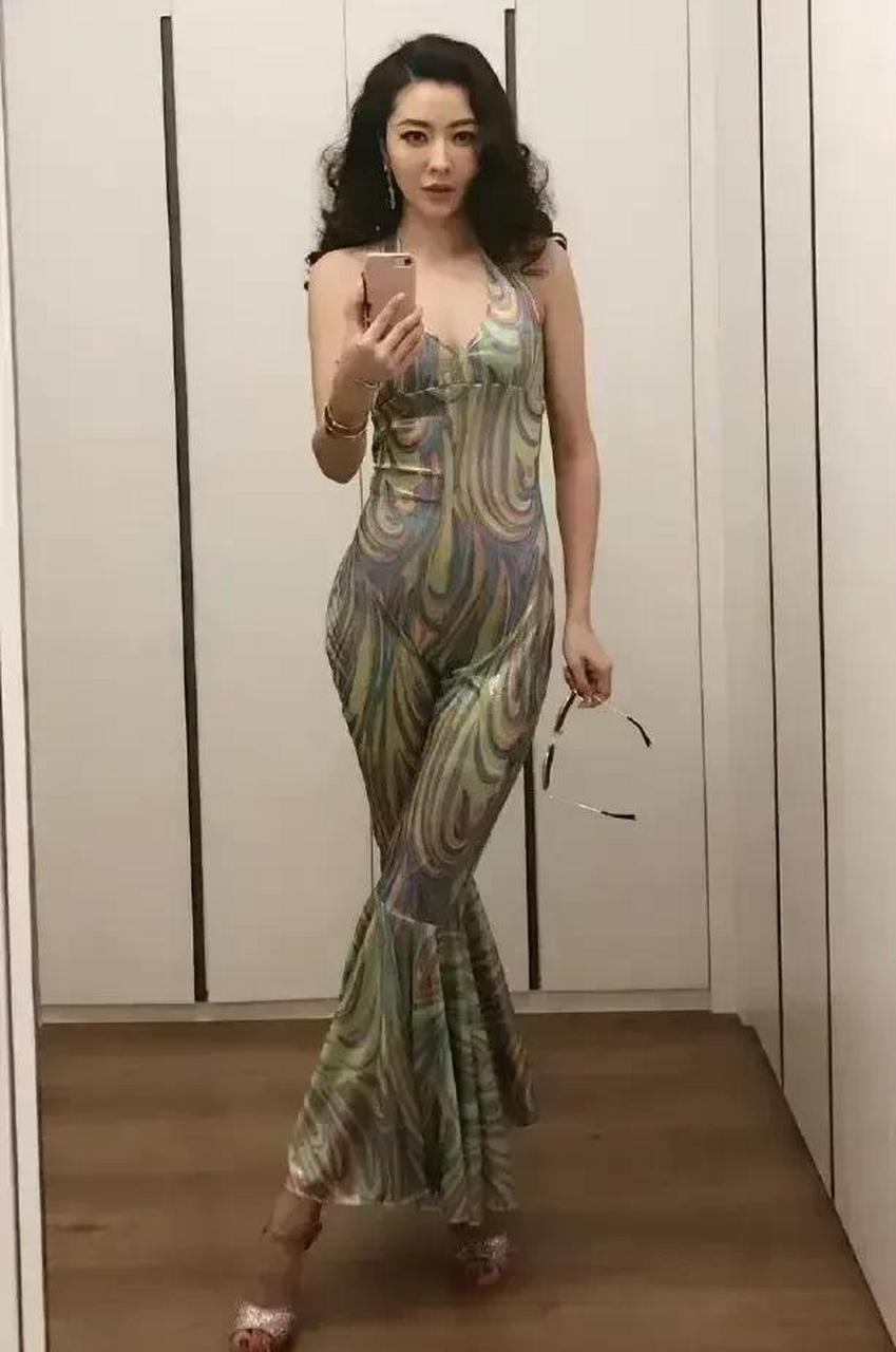 没想到熊黛林就连怀孕的时候孕妇照都是这么的好看.