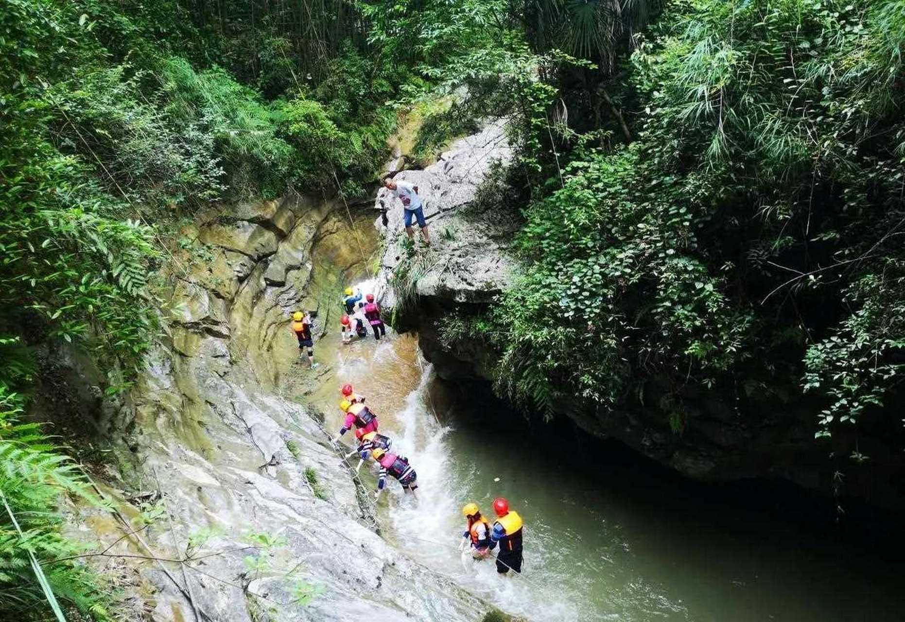 日戏水推荐:金刀峡溯溪.