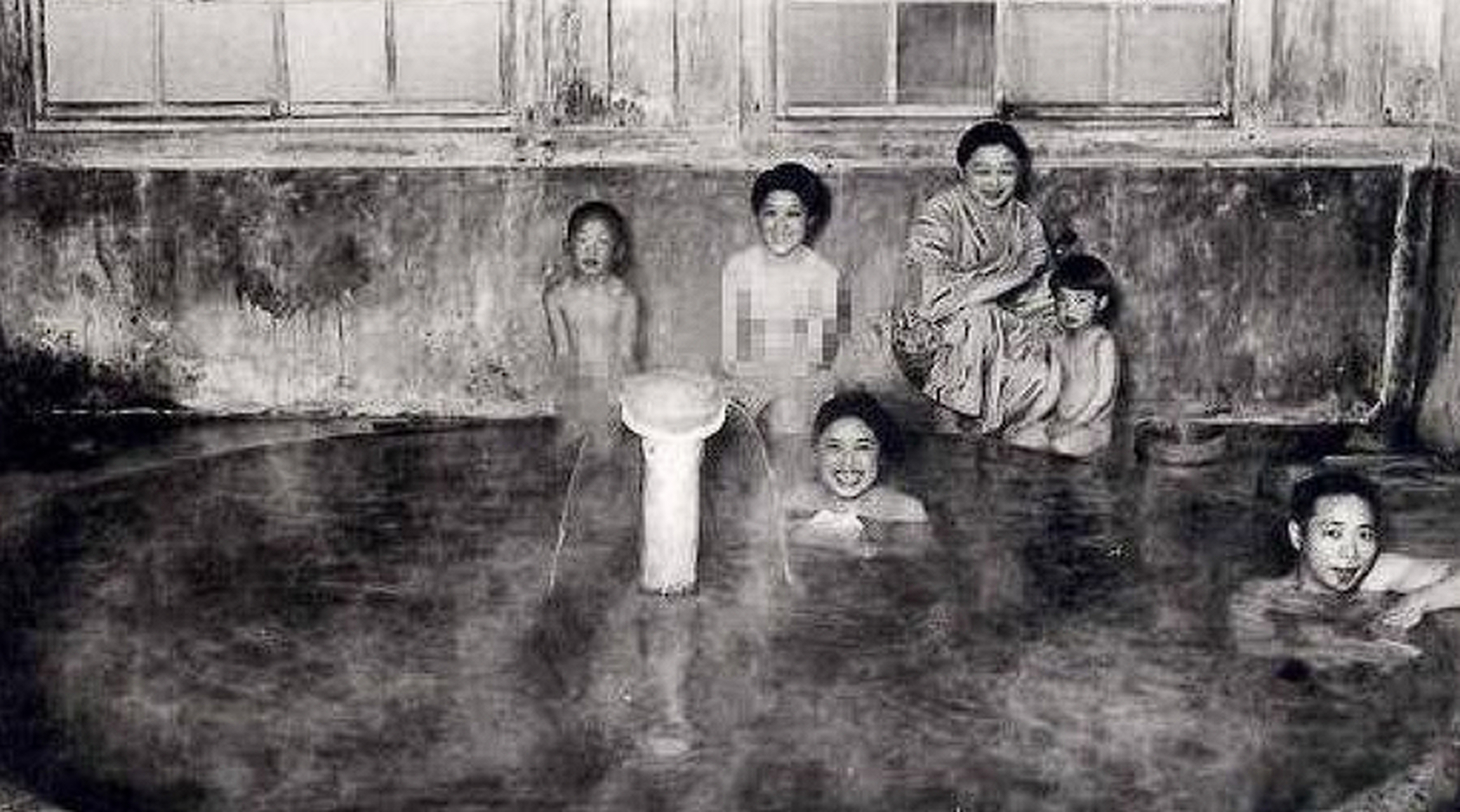 1990年,日本男人,女人和孩子在同一个水池里裸体沐浴,但他们并不感到
