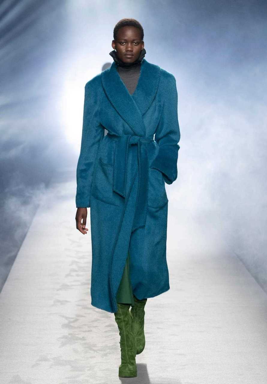 t型宽肩(2021秋冬女装大衣廓形流行趋势) 无性别主义的盛行使得宽肩