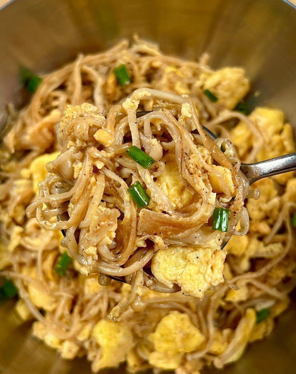 今天分享这道金针菇炒鸡蛋,好香 金针菇鸡蛋,两种经常吃的,搭配起来好