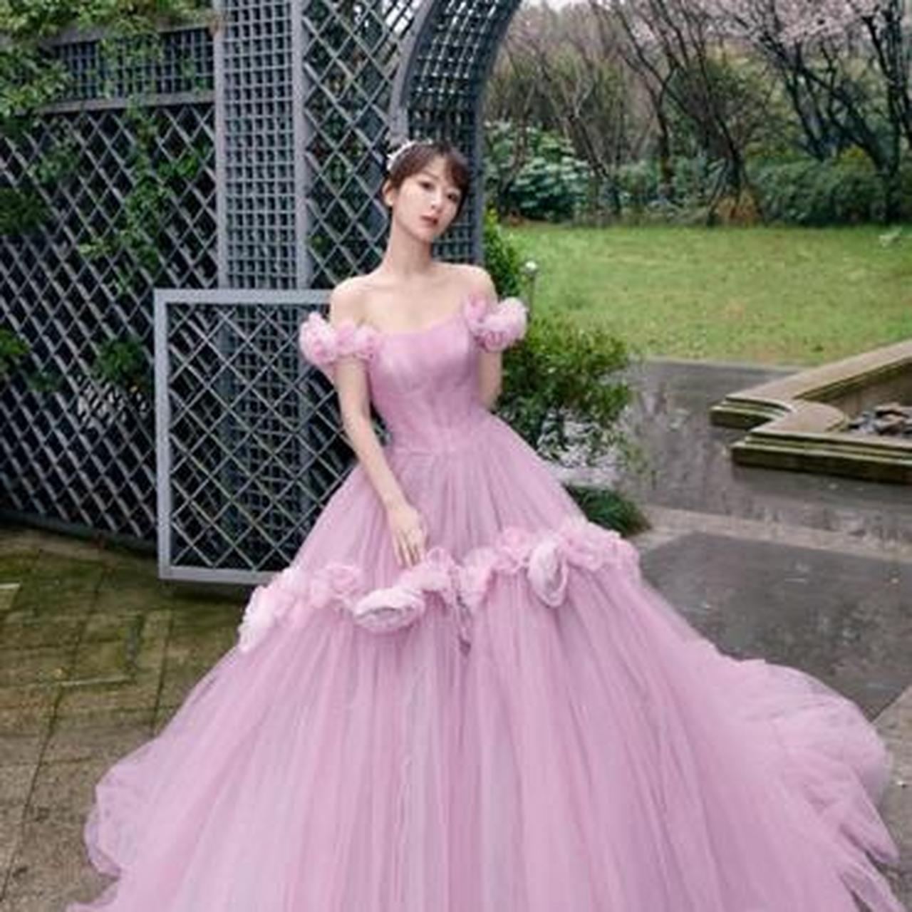 杨紫新造型"美翻了",穿紫粉色露肩拖尾礼服裙甜美减龄有仙气,温柔又