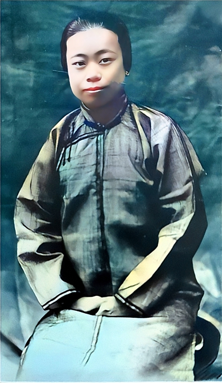 这是衍圣公孔令贻与夫人陶氏和外国人在火车站合影.