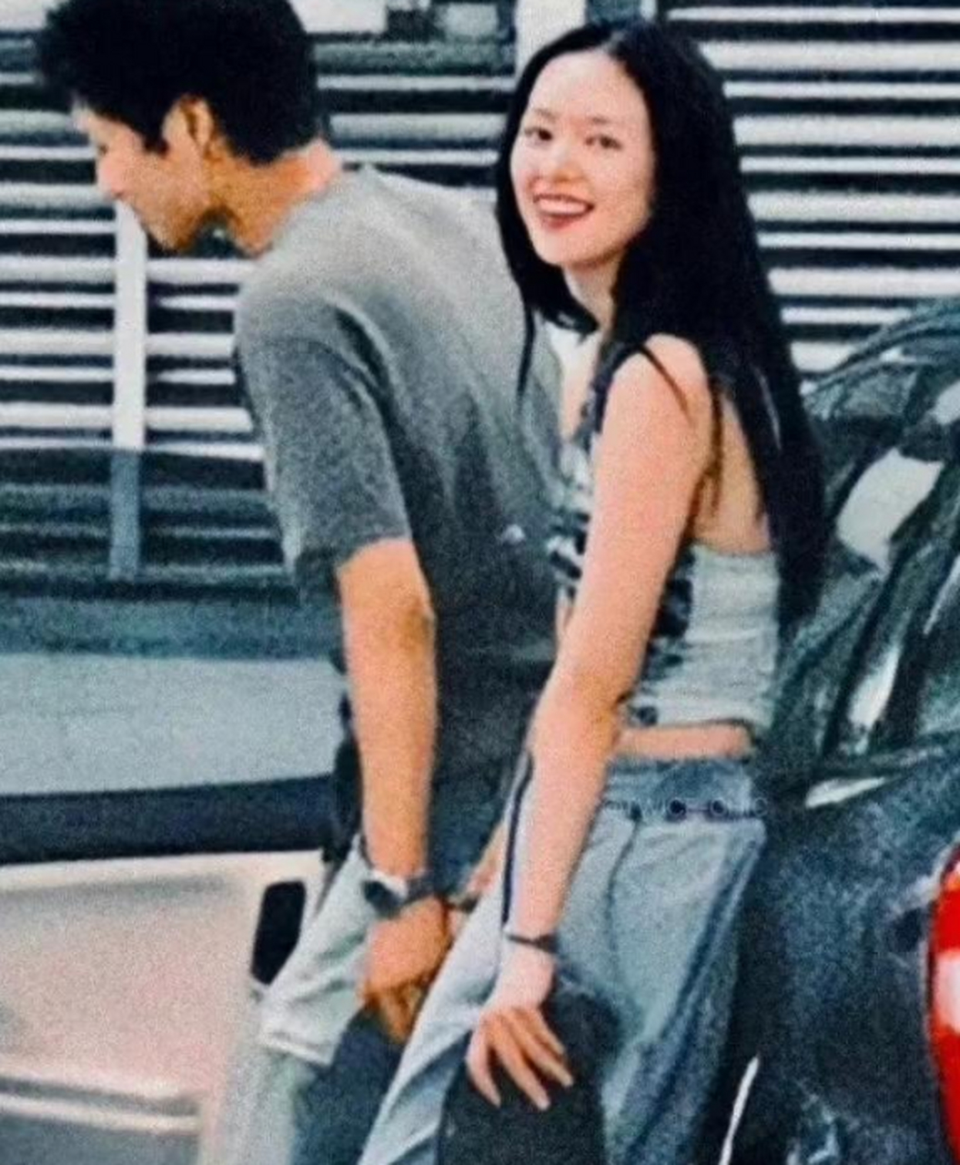 章子怡和霍启山在一起被狗仔拍到的照片,年轻就是好.