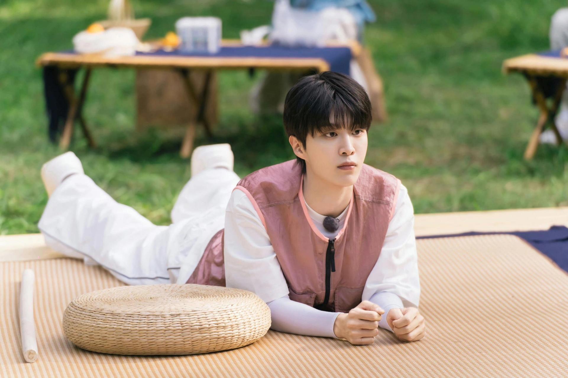 范丞丞粉色大白鹅可爱不止一点 范丞丞现在就出发 里多套穿搭都好看