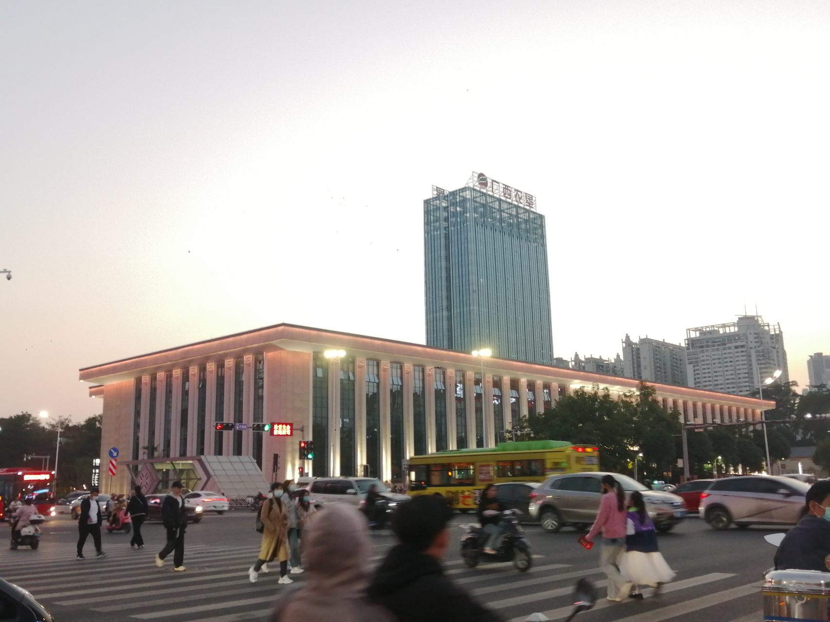 前天傍晚,我去南宁大学路的边界酒吧,在民族大道上看到广西博物馆重装