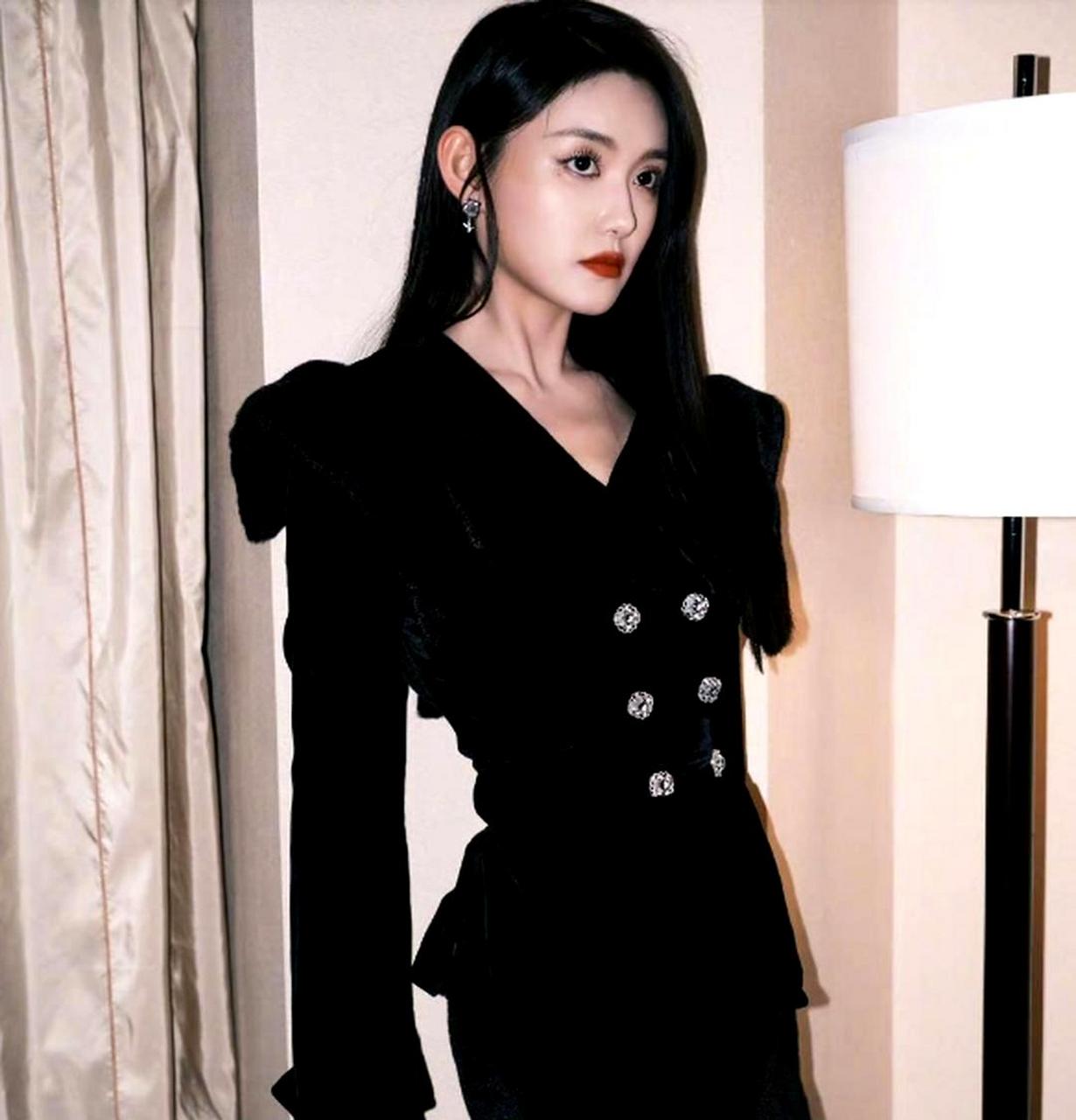 蒋依依晒出一组经过精修的黑色礼服照片,展现出高冷御姐的气质,不再是