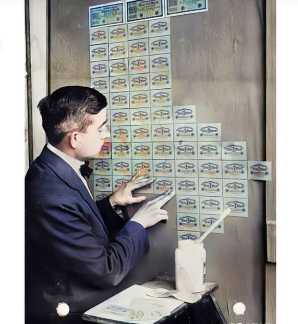 在1923年,德国发生了一场恶性通货膨胀.