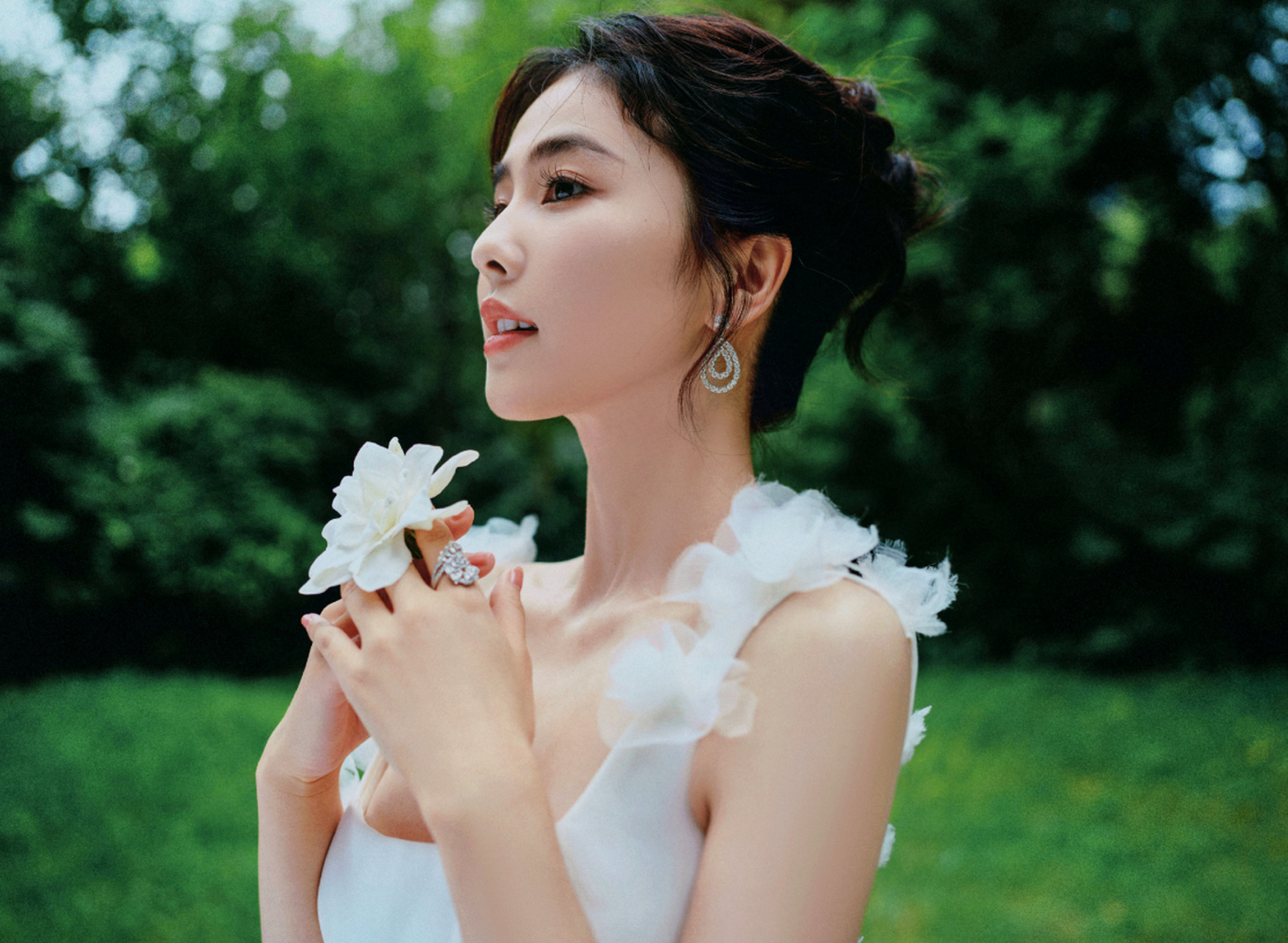 清纯靓丽,温婉可人的#白鹿# 一袭白色花朵长裙,雪肤玉貌,沉鱼落雁