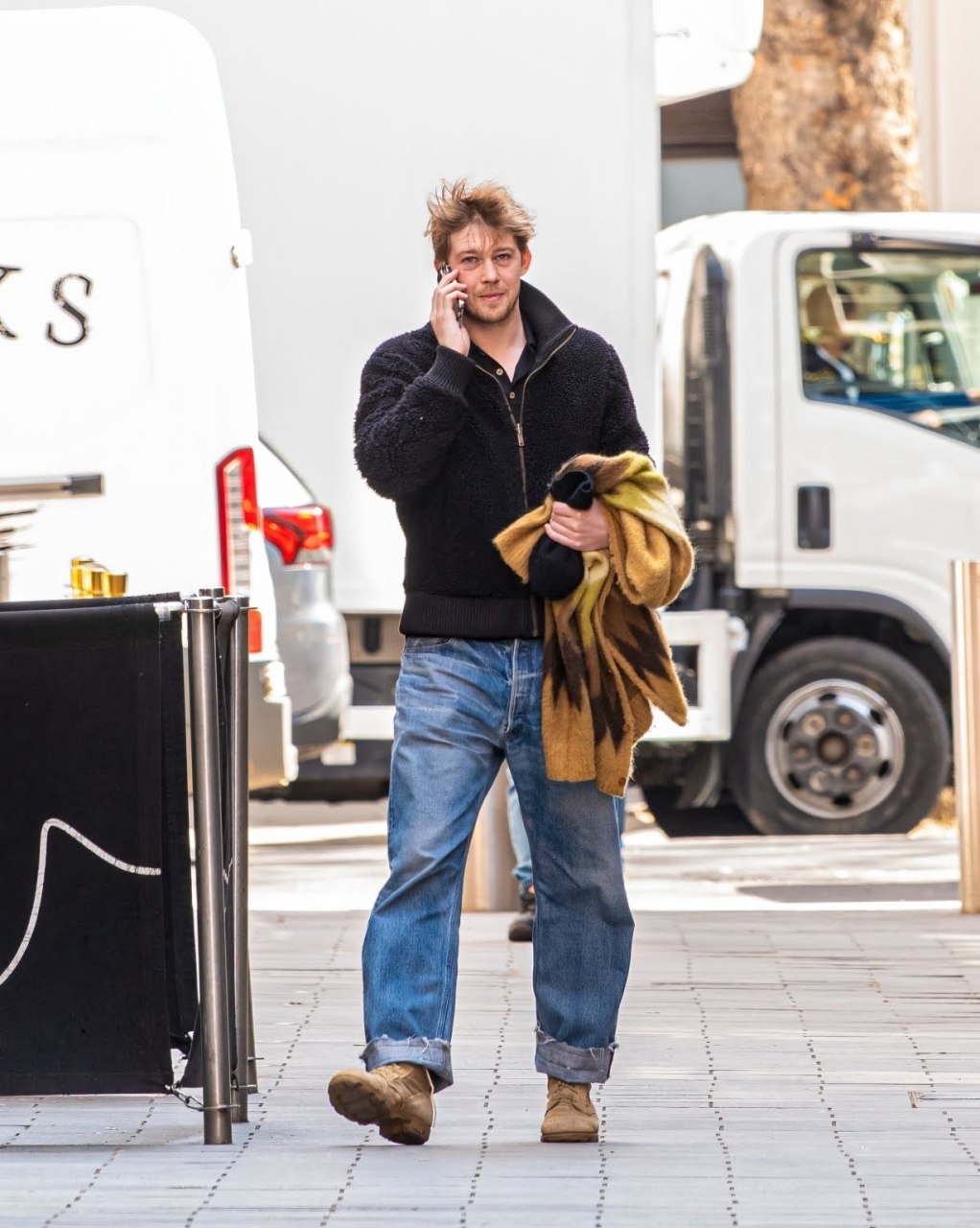 joe alwyn 怎么变成这副模样了,感觉体内的精气被吸干了.
