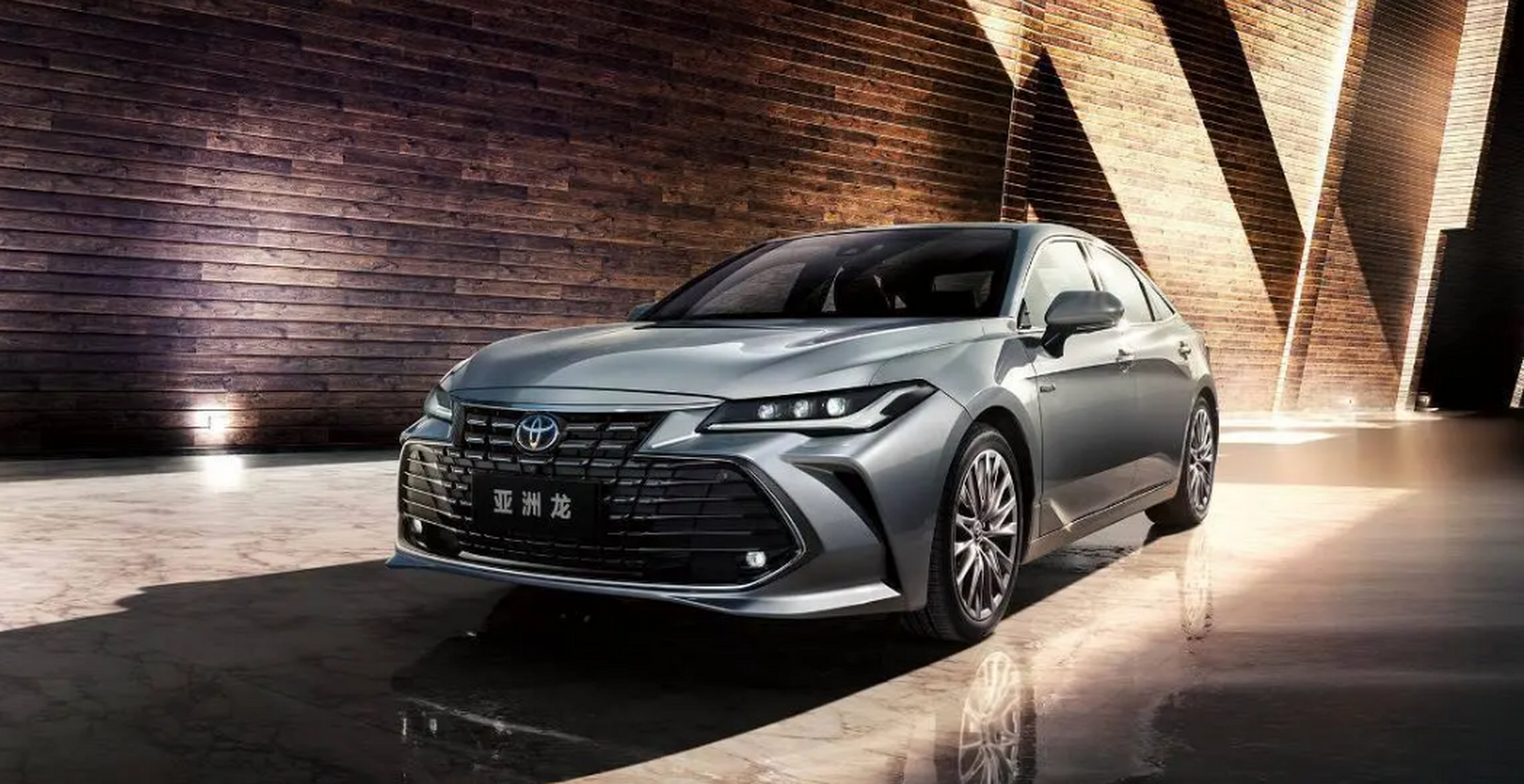 7月25日,一汽丰田新款亚洲龙2.0l臻选版正式上市,官方指导价为20.