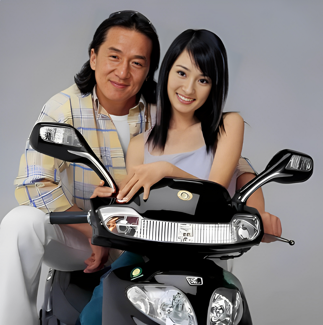 广告中,成龙抱着杨幂!两人一起开怀大笑!据悉,成龙的工资高达50万元!