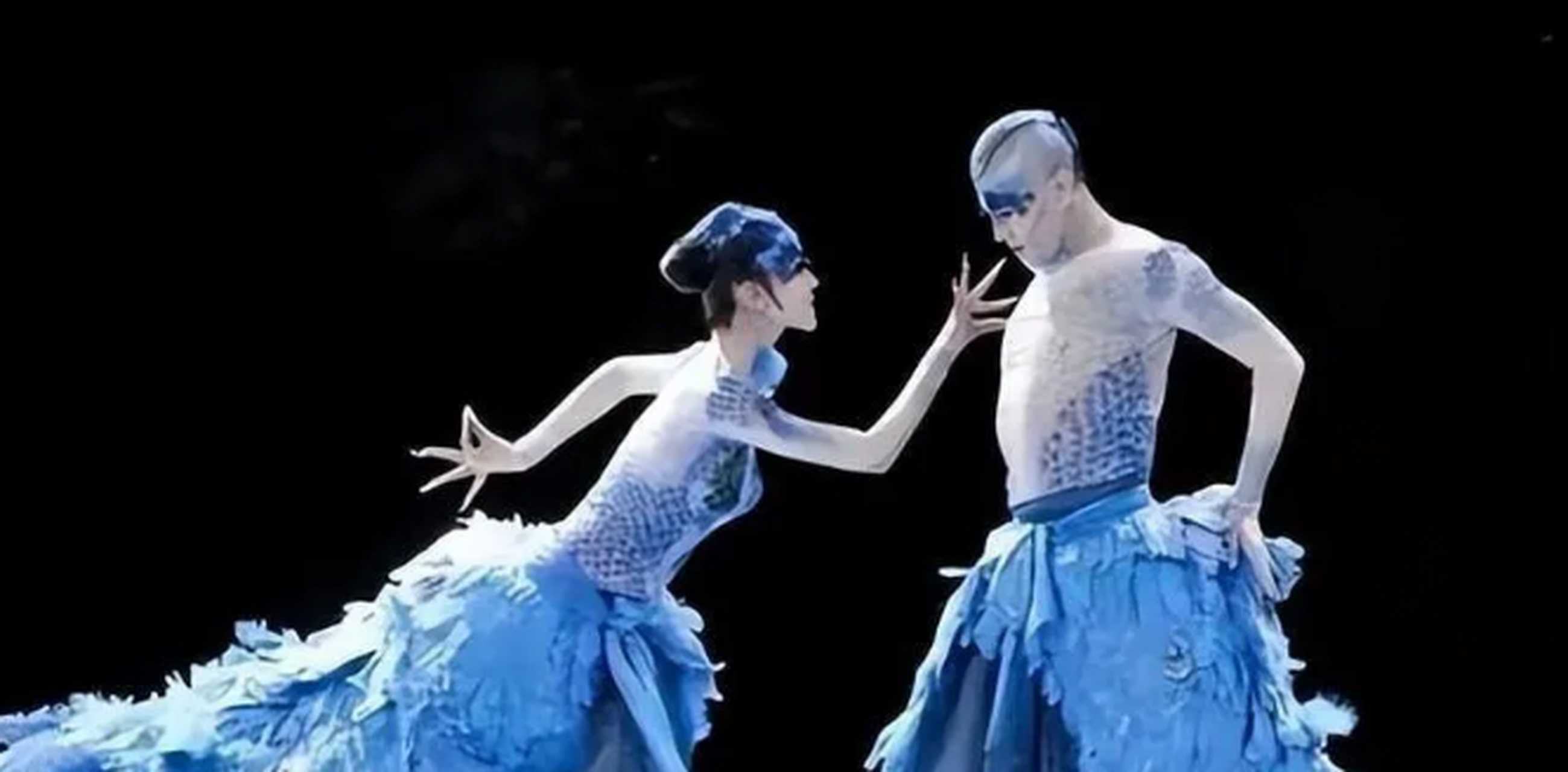 杨丽萍央视春晚《雀之恋》男搭档于海,从39楼一跃而下,结束了年轻的