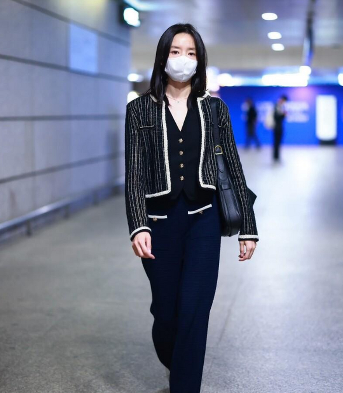 董洁走机场,黑色相间的小香风外套搭配黑色阔腿裤,白色运动鞋,舒适又