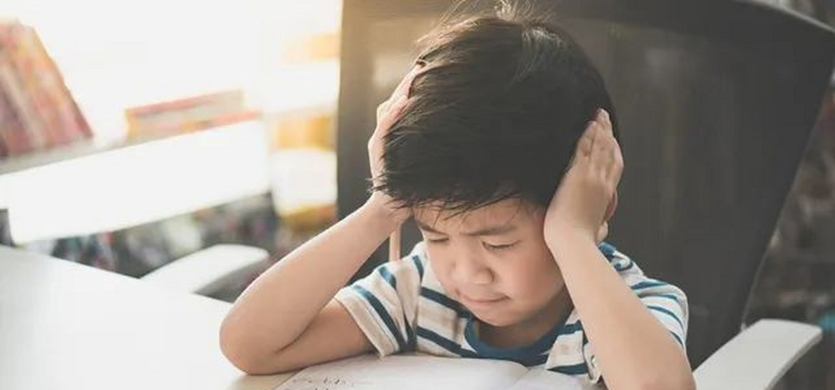 1)孩子执拗敏感期存在自我意识[握手] 三岁是一个分界点,这是大家都曾