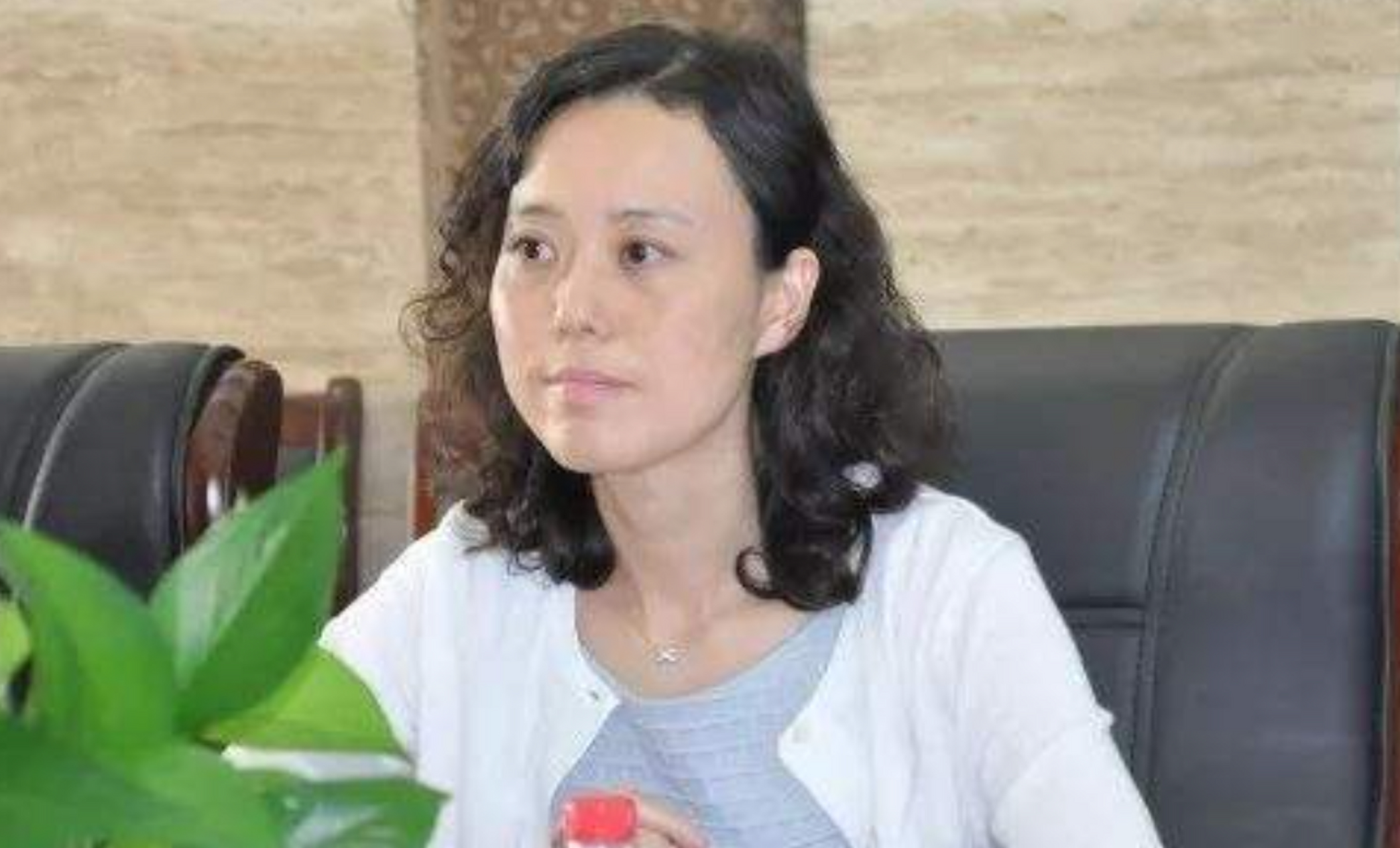 "这是上海一位80后的美女官员被抓后的陈述,她非法敛财500万被抓后