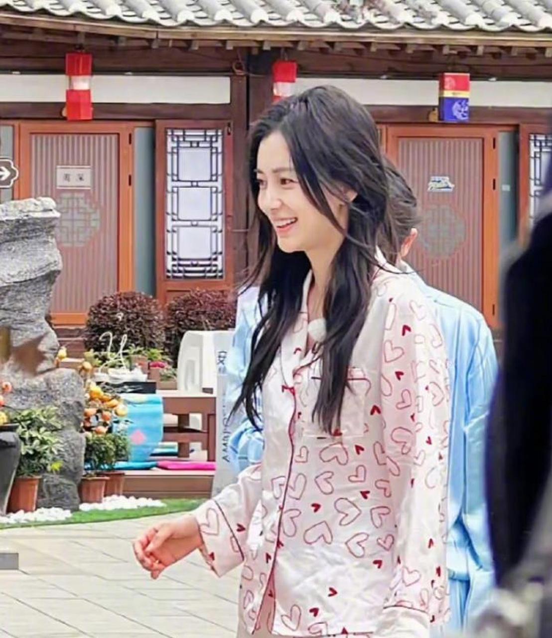 angelababy又在《跑男》素颜录节目了,看起来比当妈前还要少女,这也太