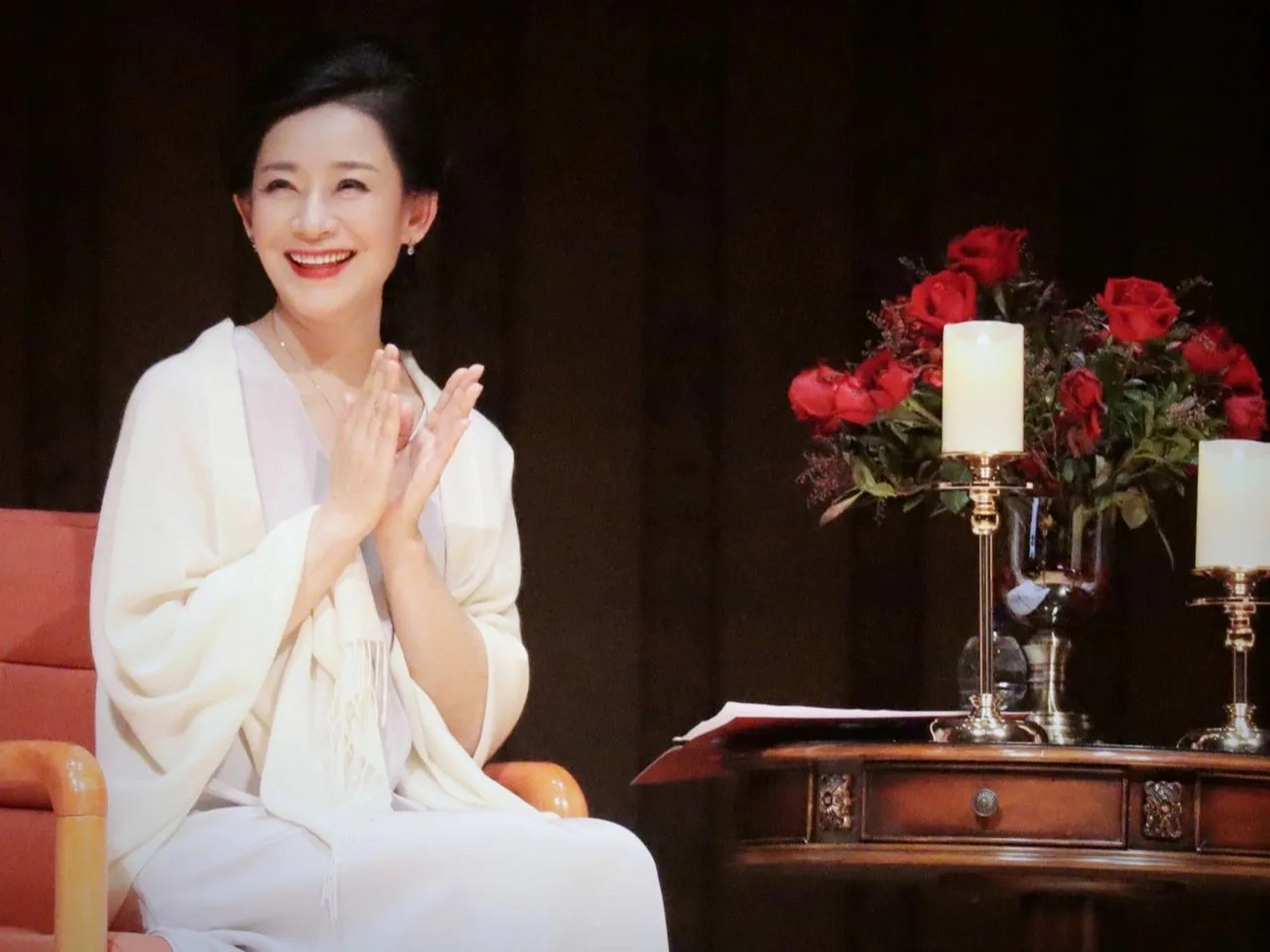 最适合演李清照的女星师悦玲,身穿淡紫色长裙配披肩清冷高雅,美得宛如