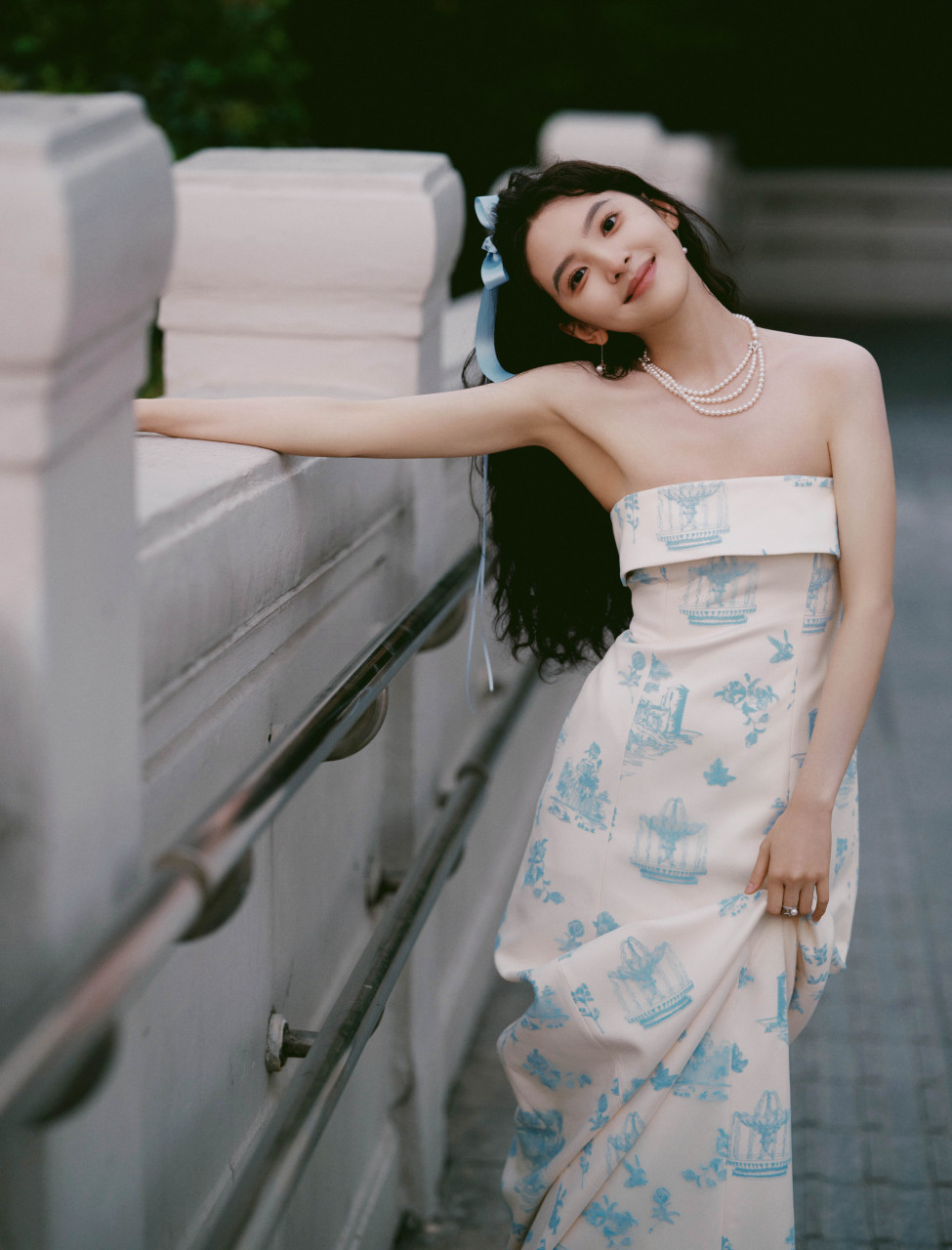 章若楠最新美照曝光,身穿蓝白印花抹胸裙清新可人.