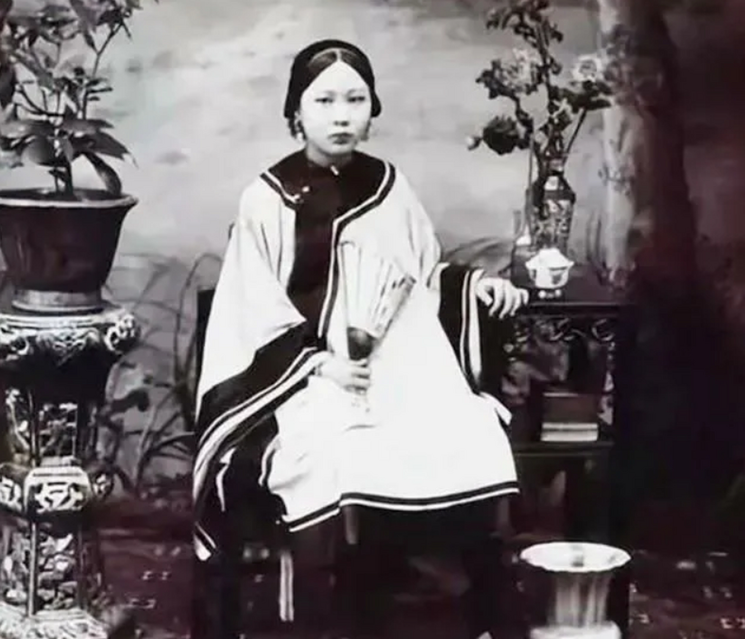 没多久,淑姑就发现了辜鸿铭对女子的小心思.