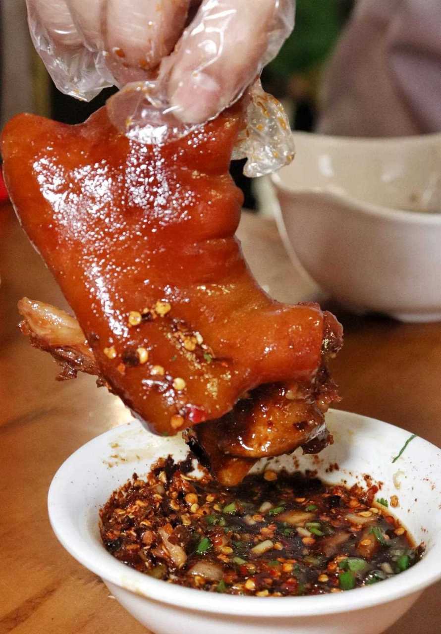 去古镇,除了感受古镇文化,最不能错过的一定就是青岩卤猪蹄!