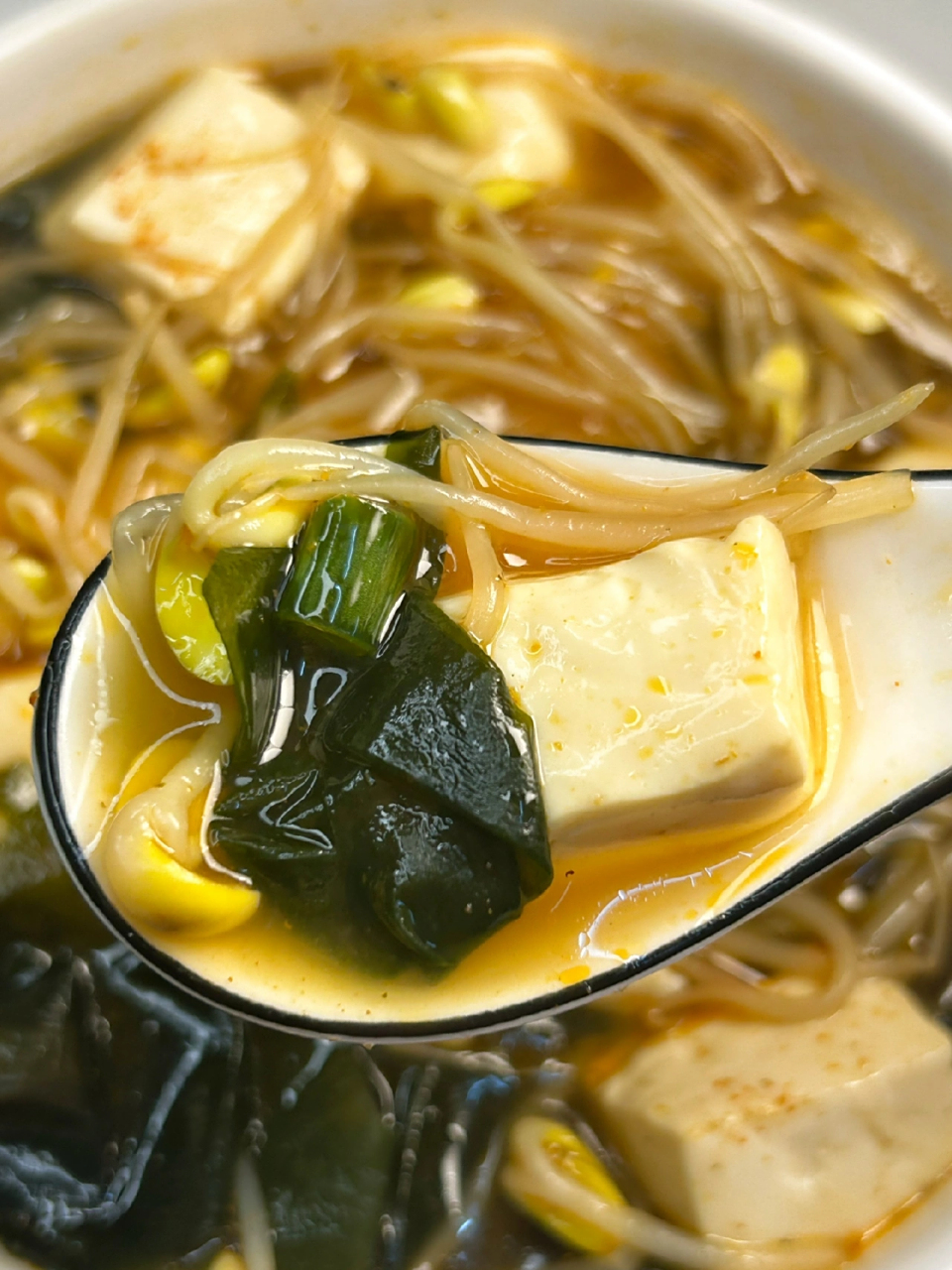 今日分享减脂餐:裙带菜豆腐豆芽汤 韩式辣汤的感觉!