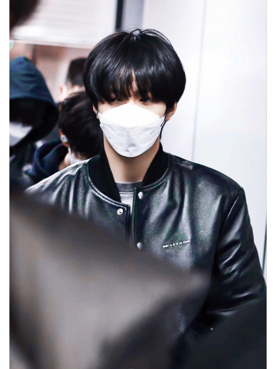 刘耀文同款  高个子男生穿搭look 皮衣牛仔裤板鞋依旧酷帅十足