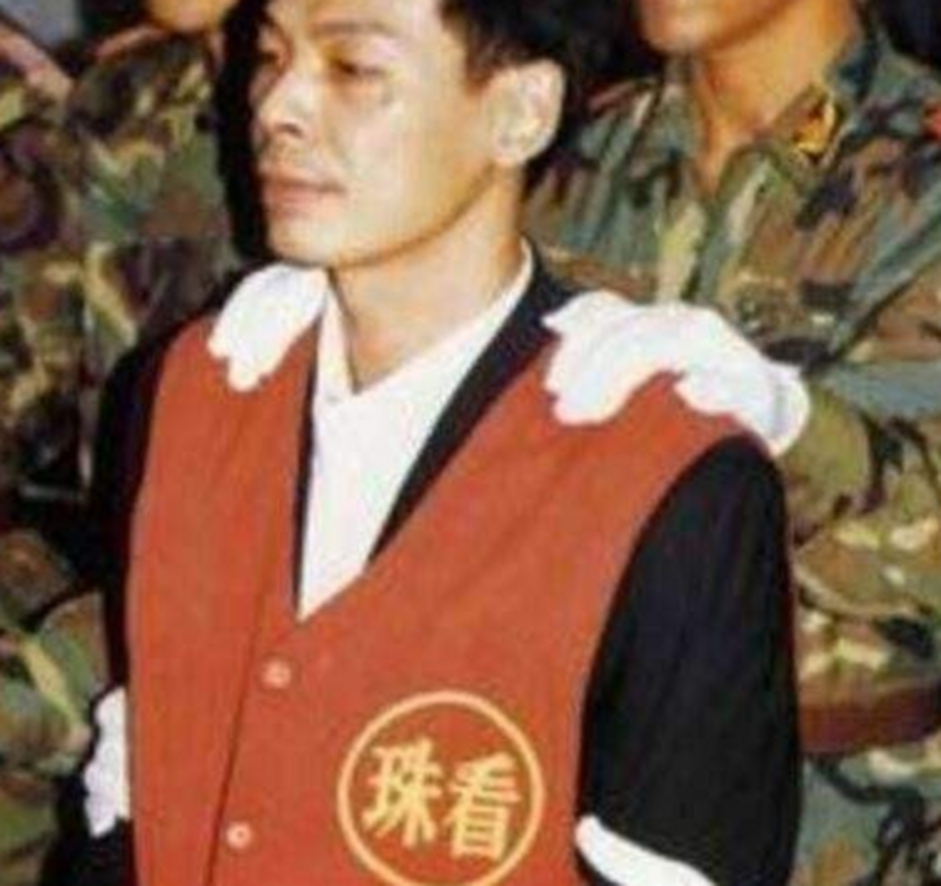 澳门葡京酒店内,和家人晚宴的崩牙驹,突然被警司白德安带走