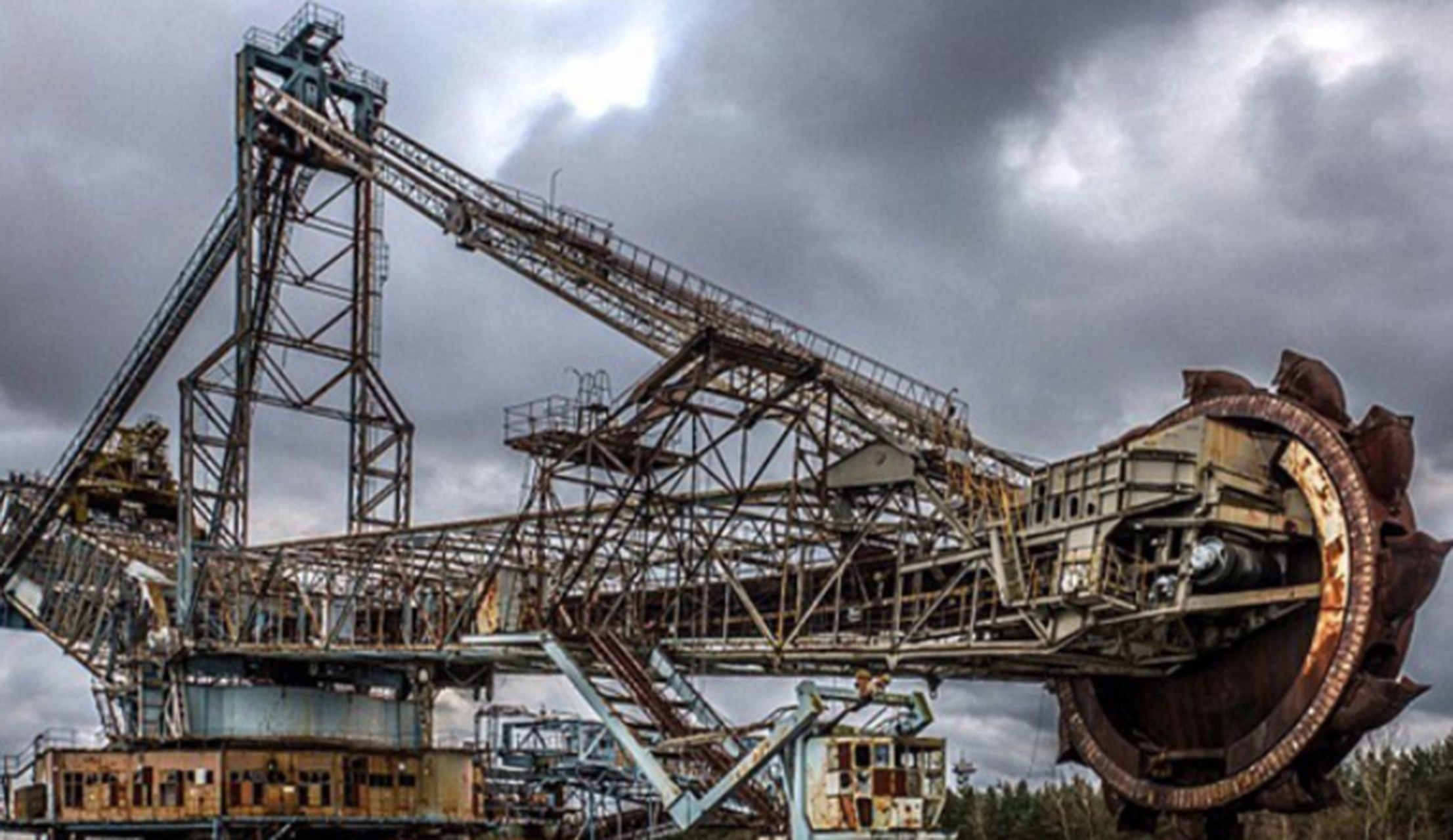 世界上最大的挖掘机是一个名叫bagger 288巨型挖掘机,这个挖掘机长220