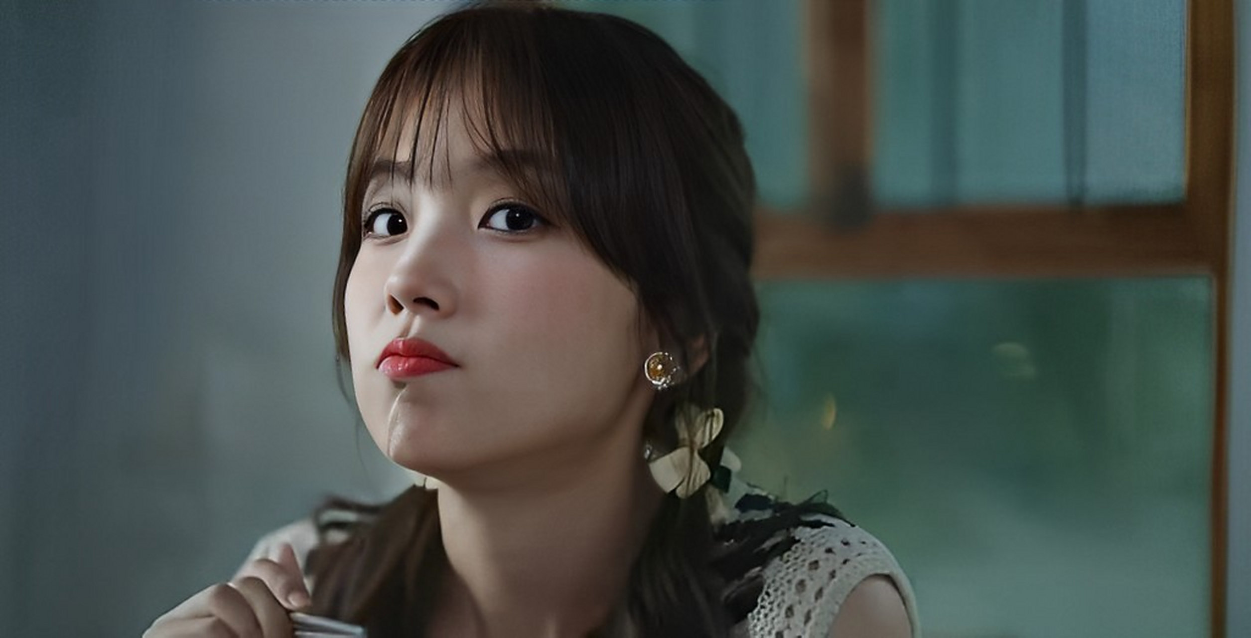 王冰冰在无袖山白色,她有一个甜美的脸,她有一双