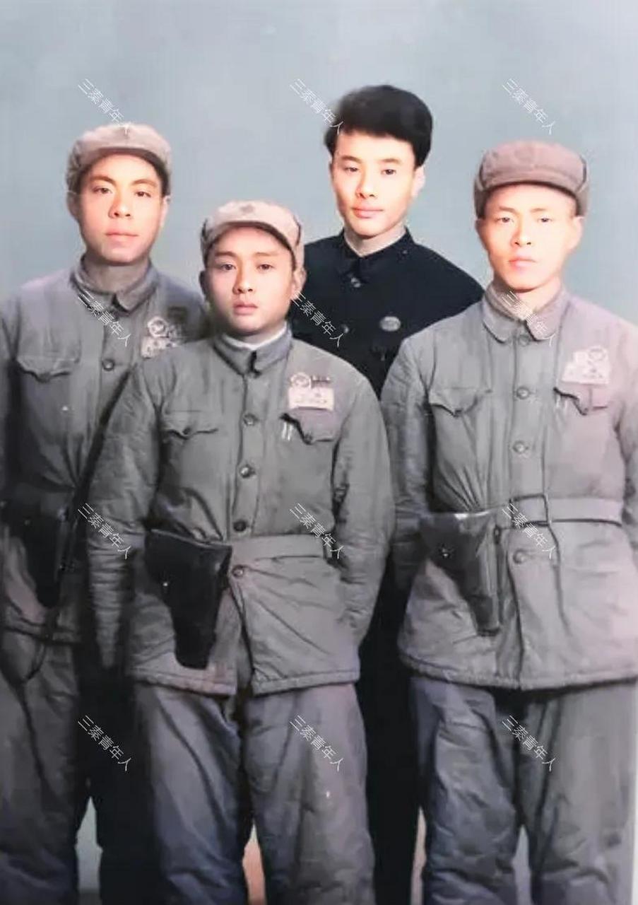 50年代初,一家照相馆内留下了一张让人印象深刻的合影,照片上几名解放