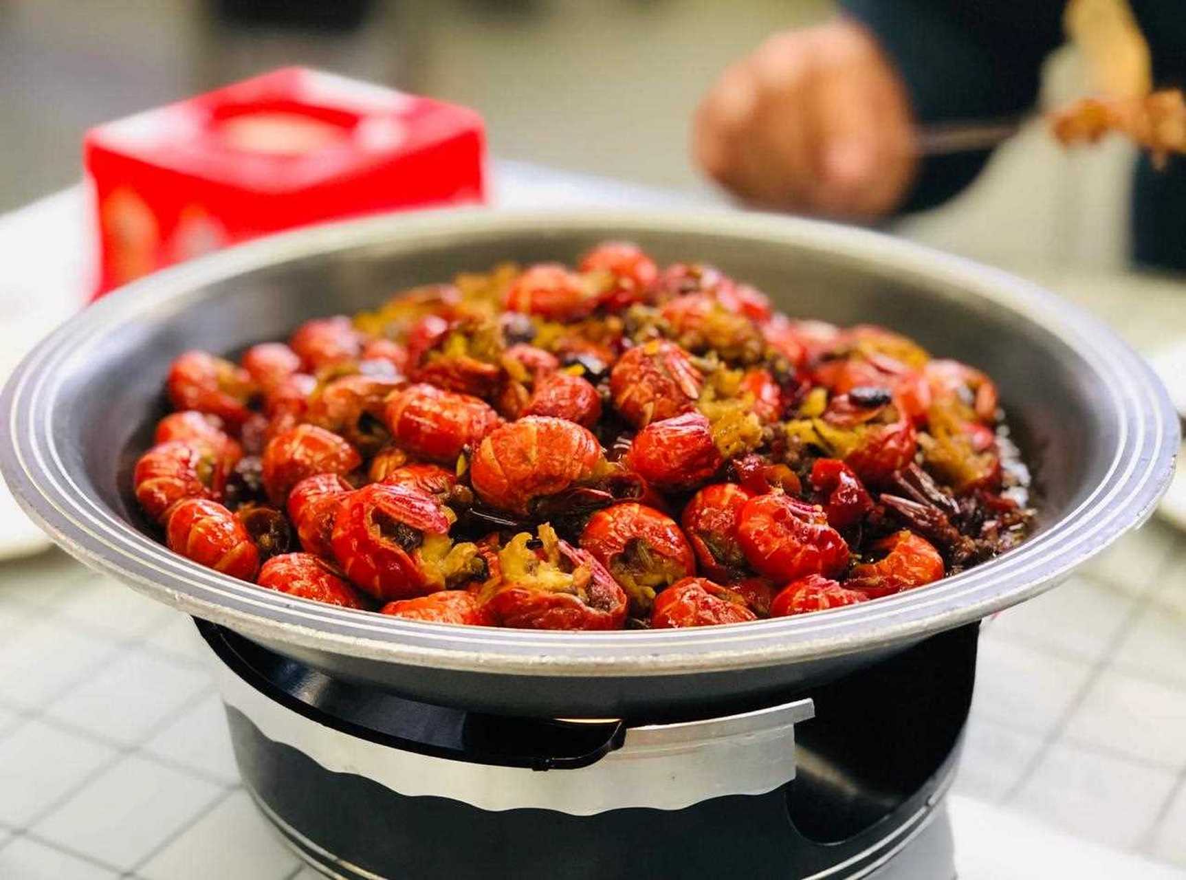 郑喜旺烧烤总店〕地址是在新密[阴险] 整体的环境就是大排档的风格