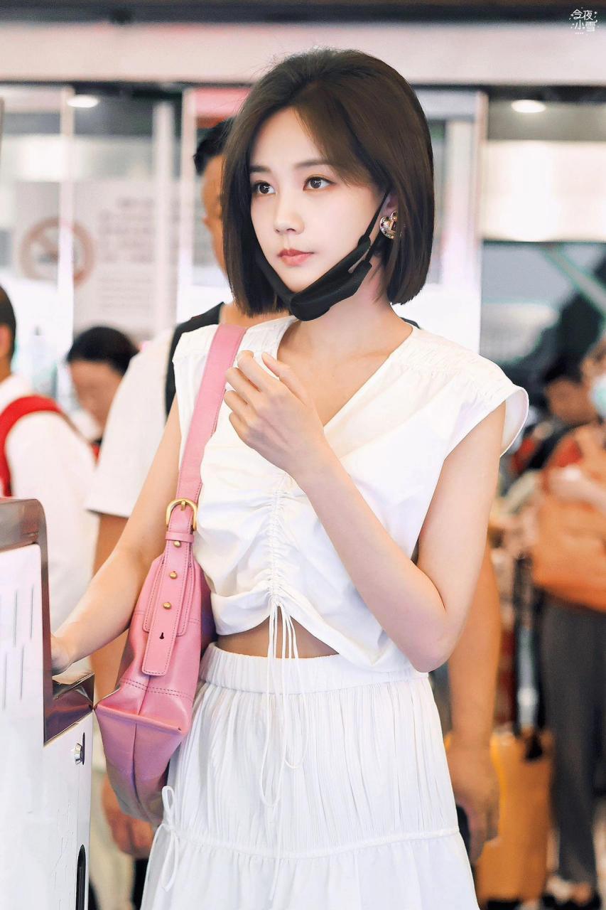 李一桐最近行程满满,妥妥的空中飞人 她的机场穿搭偏向于清新舒适