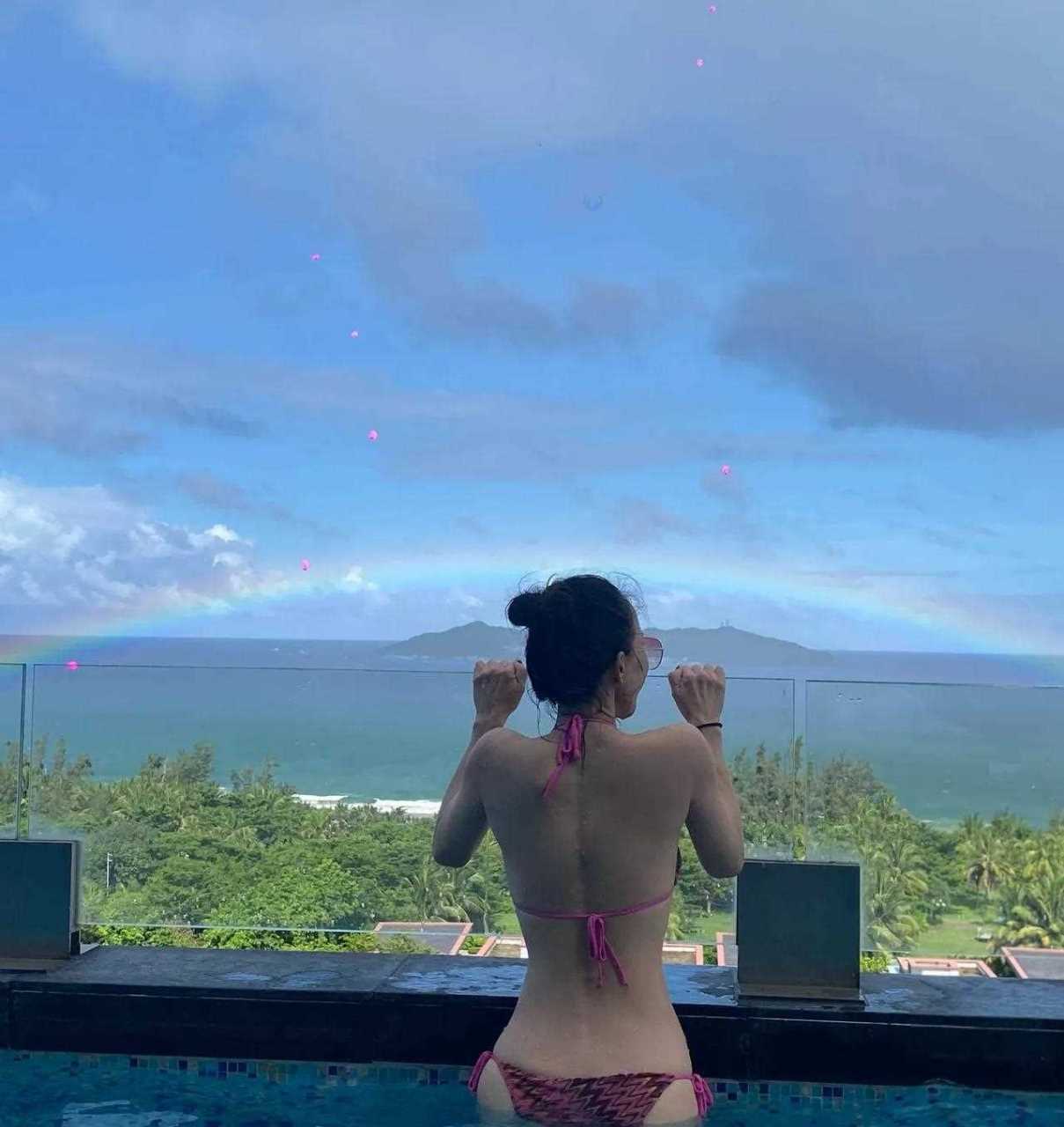 歌手李玟晒自己在三亚酒店拍的泳装照片,47岁的李玟身材保持得如同