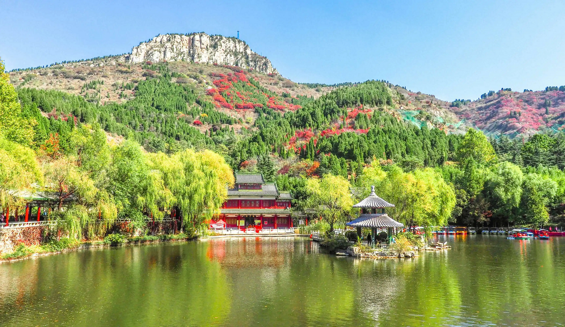 济南吕祖泉旅游区位于著名的雪野水库北侧,距济南60公里,莱芜30公里