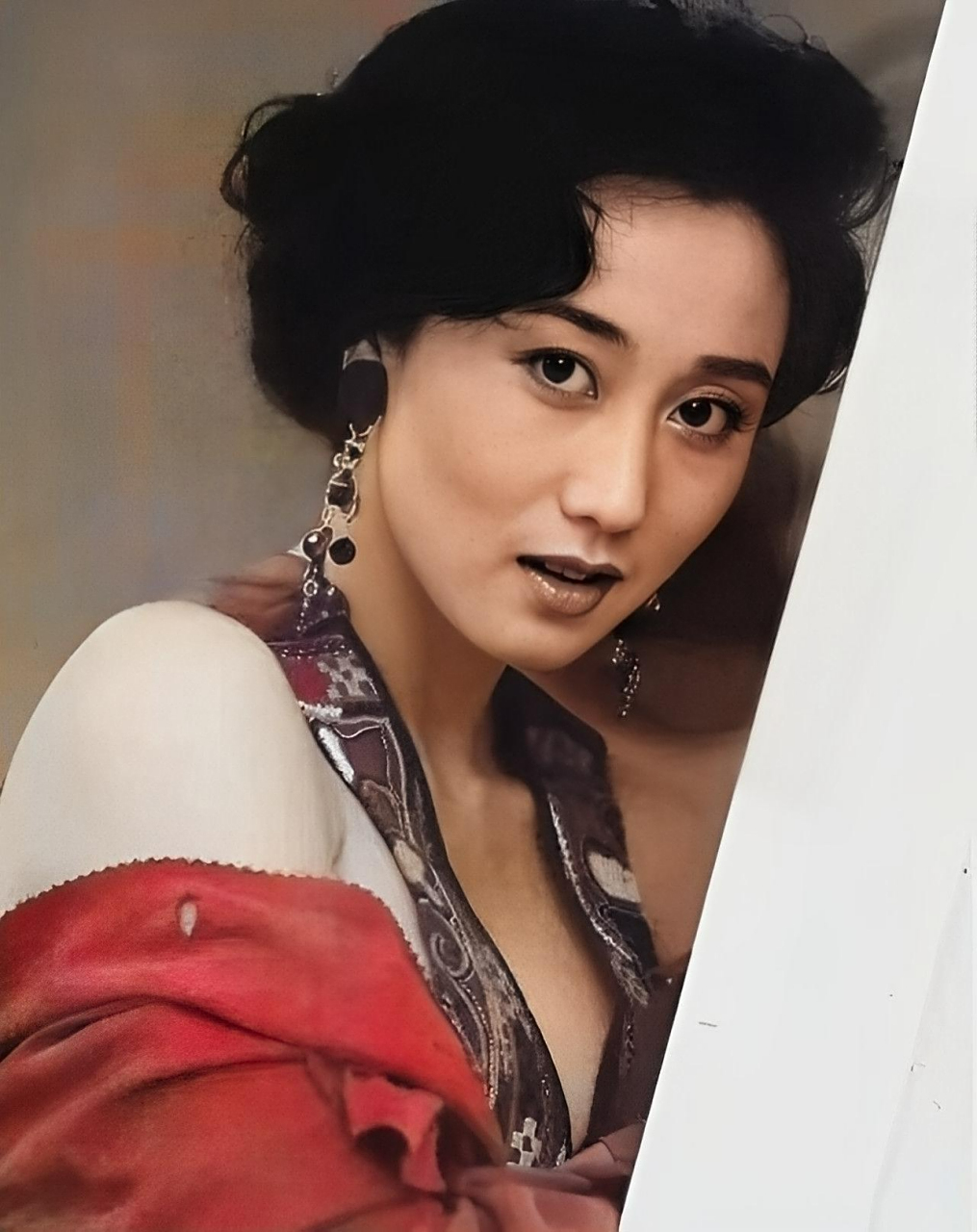 年轻的时候,利智长得真的很好看.她有着耀眼的美貌,时尚的火辣身材,和