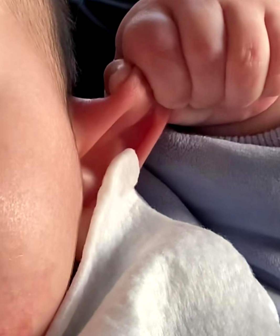 我不在乎娃娃自己揪自己的耳朵是否疼,也许这样喝奶更舒服!