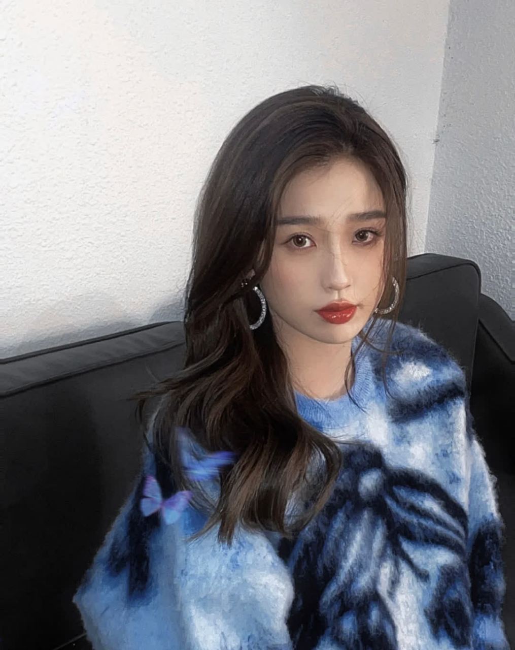 蓝色的针织衫搭配港风蓬松微卷的长发,柔软又迷人.