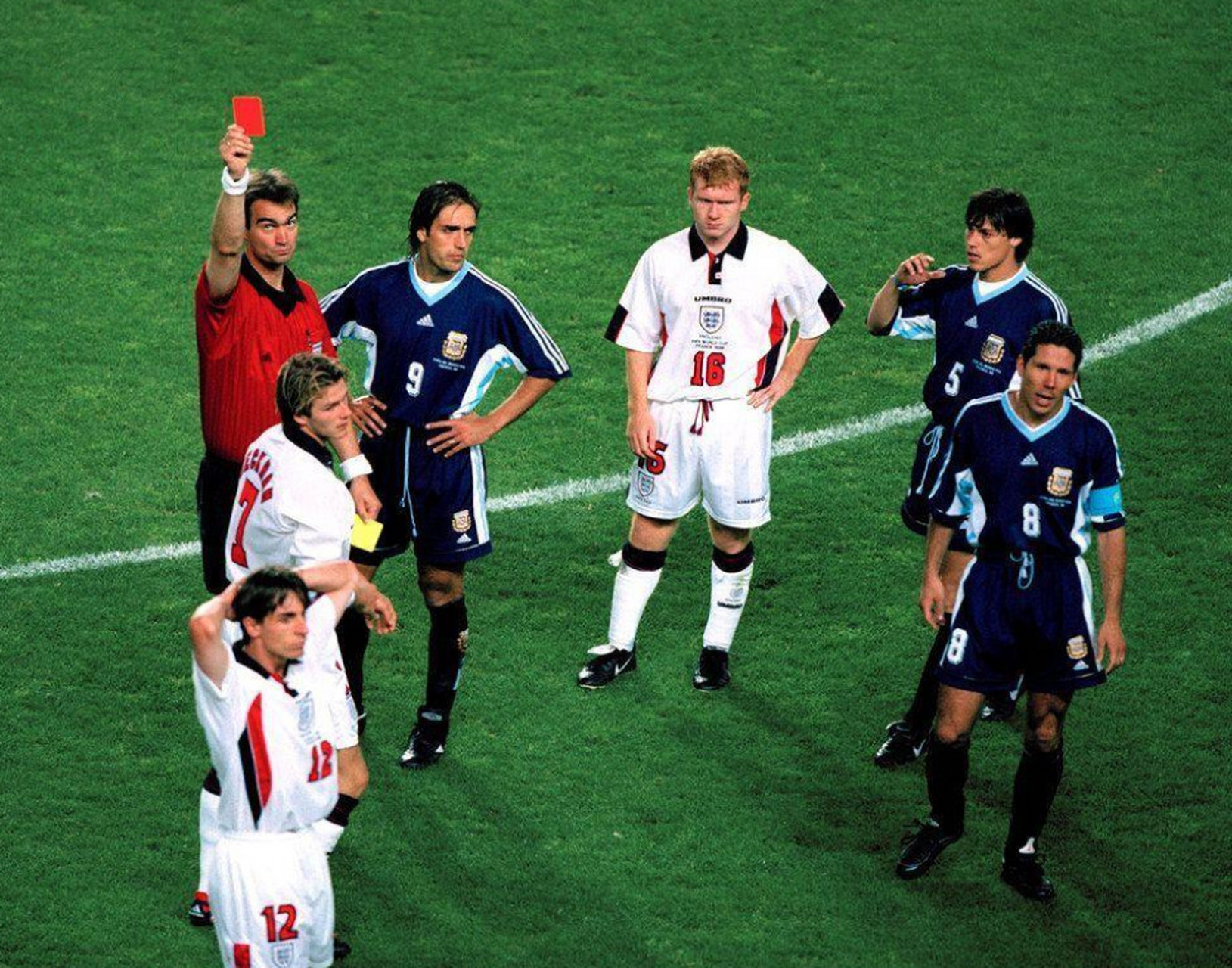 1998年法国世界杯经典瞬间,英阿大战中,年轻的贝克汉姆中了西蒙尼的圈