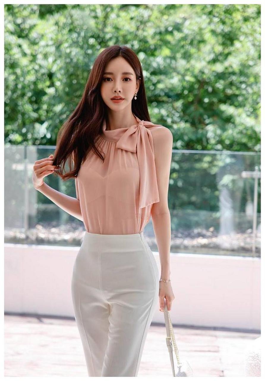 韩国女神孙允珠网拍写真:肉色奢华领带无袖衬衣搭配白色短靴裤