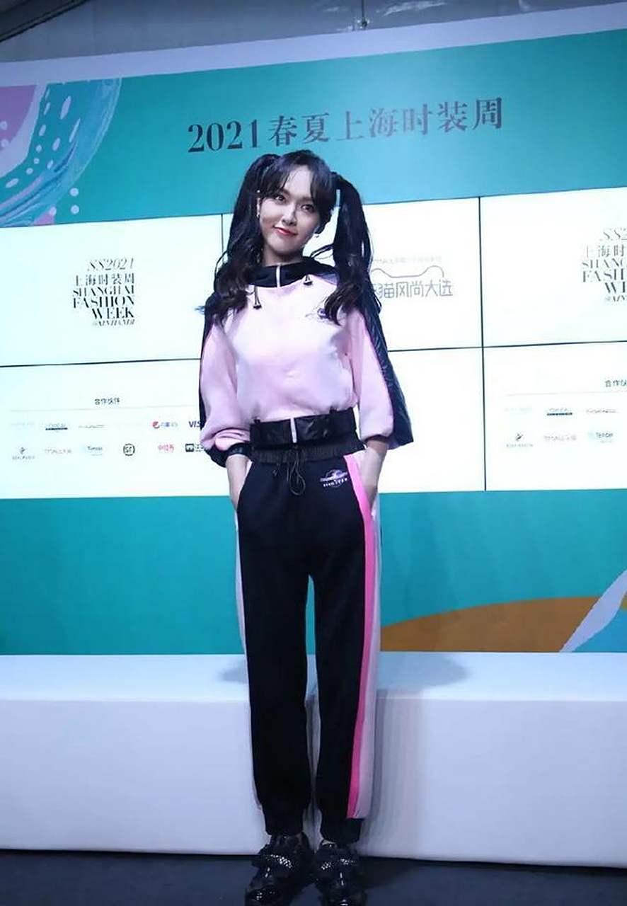 唐嫣撞脸郑爽?扎双马尾配运动装意外美成这样,真不像是刚生过娃