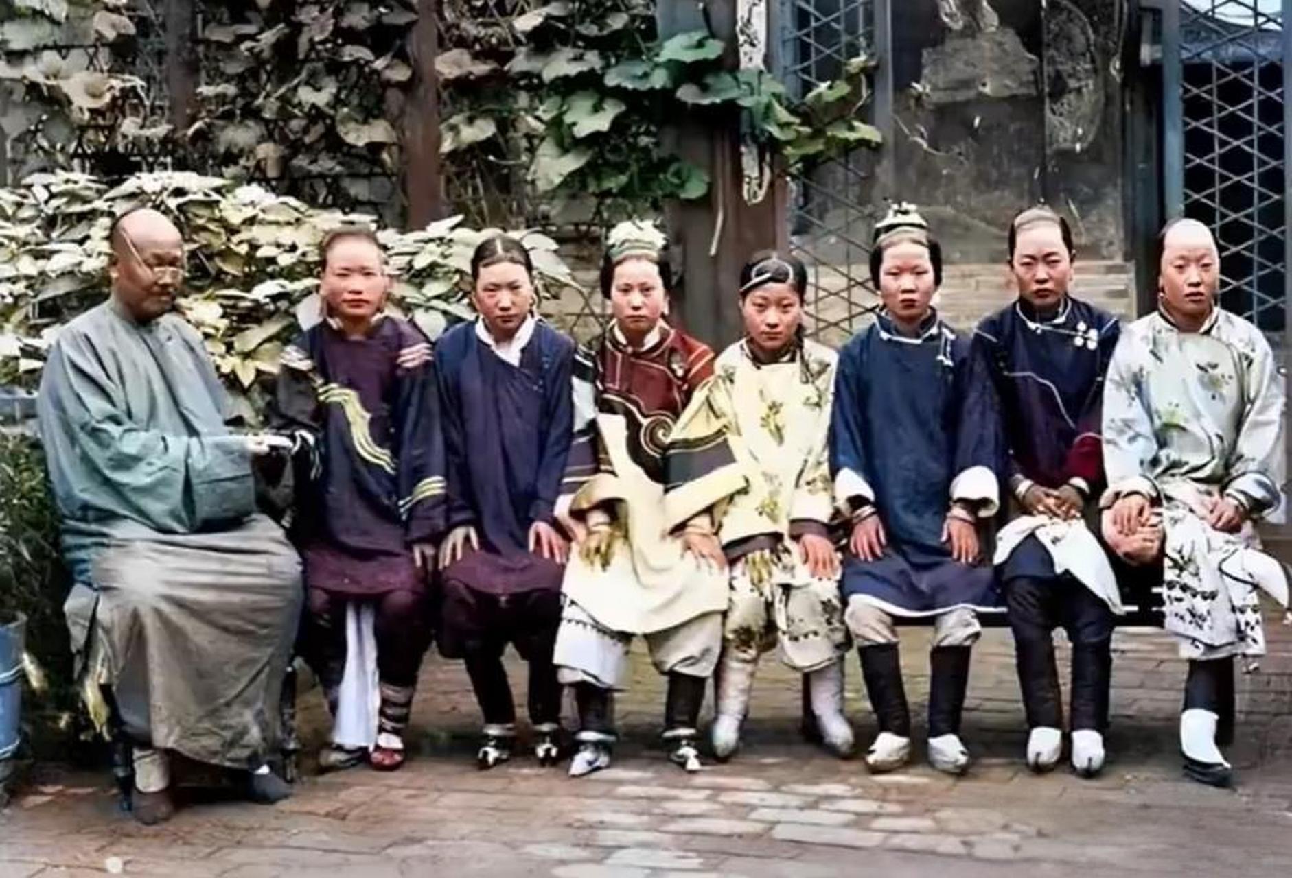 清朝的妻妾成群虽然是普遍现象,但照片中的男子共娶了7位妻妾,而且每