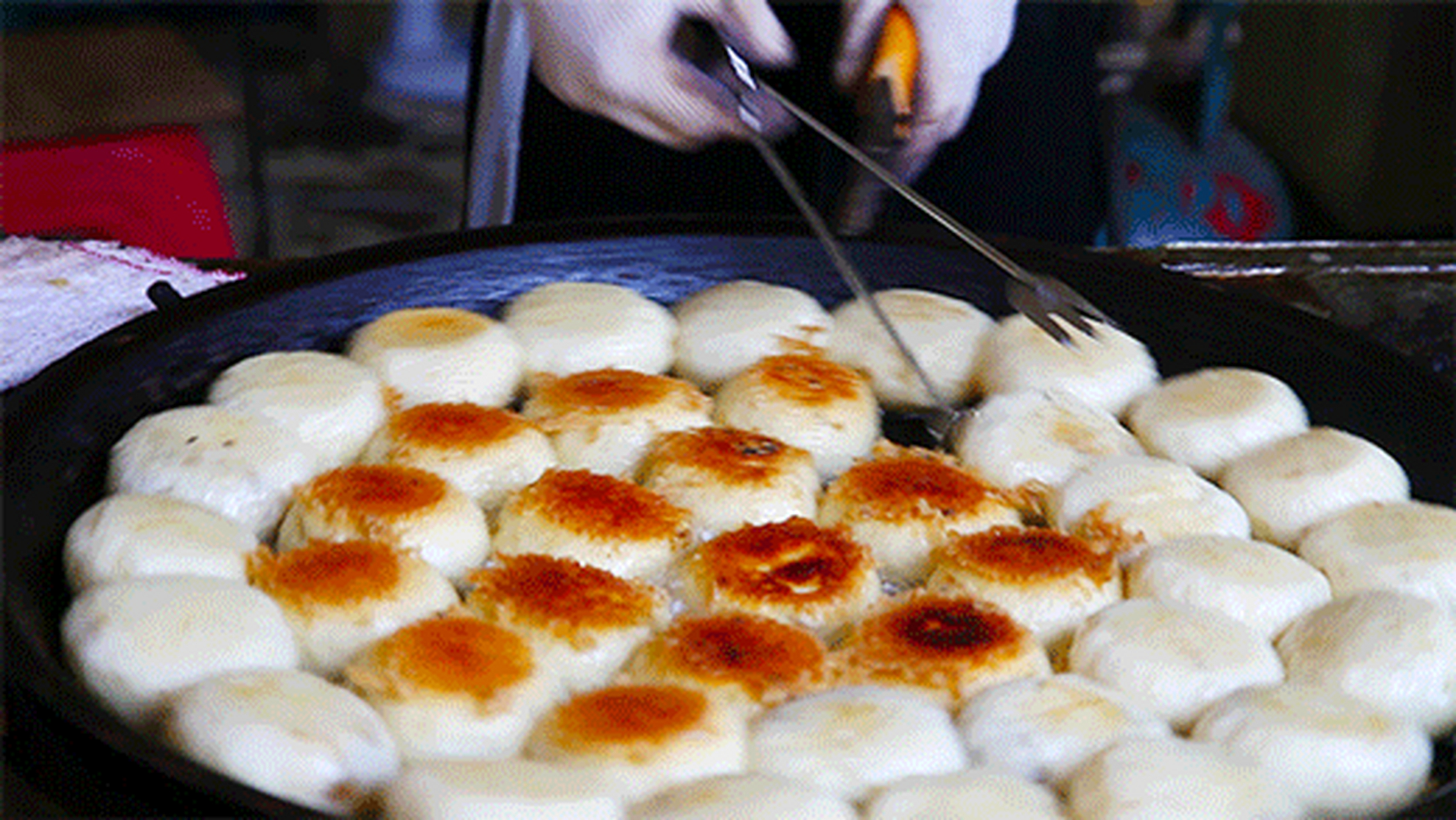 汽水包,不像蒸笼里软和和白胖胖的包子,它是加水再火煎,是经过千锤