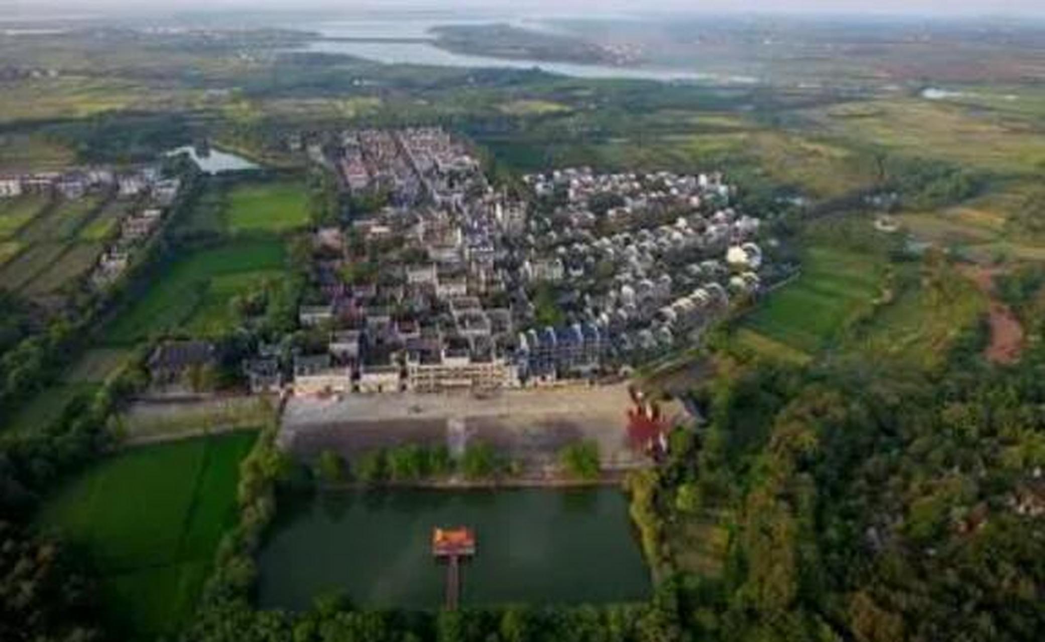 西湖李家地处江西省进贤县的军山湖与青岚湖之间,是一个具有600多年