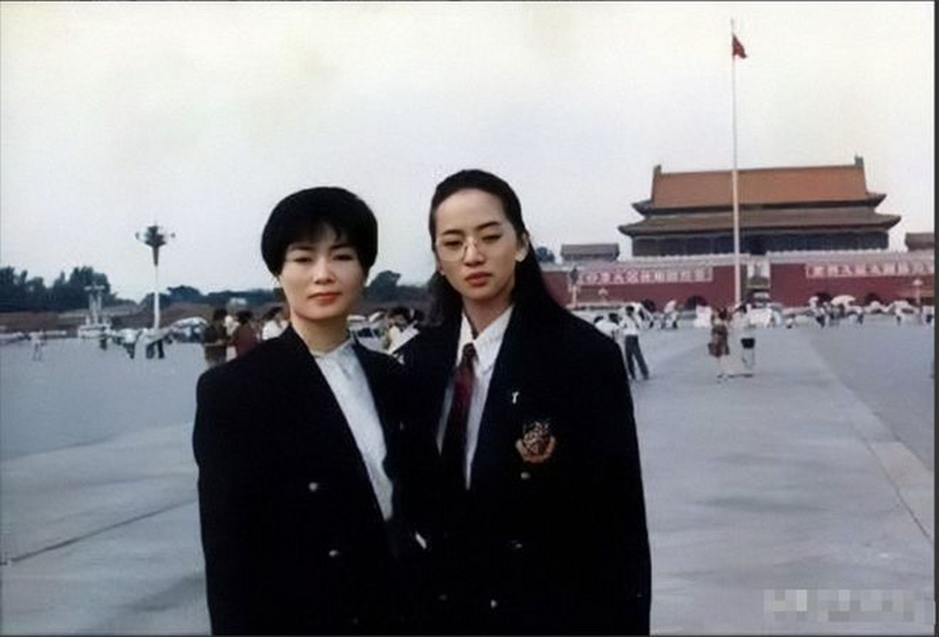 1990年,两位年轻的女歌手梅艳芳和梅爱芳来到北京,第一次踏上这座历史