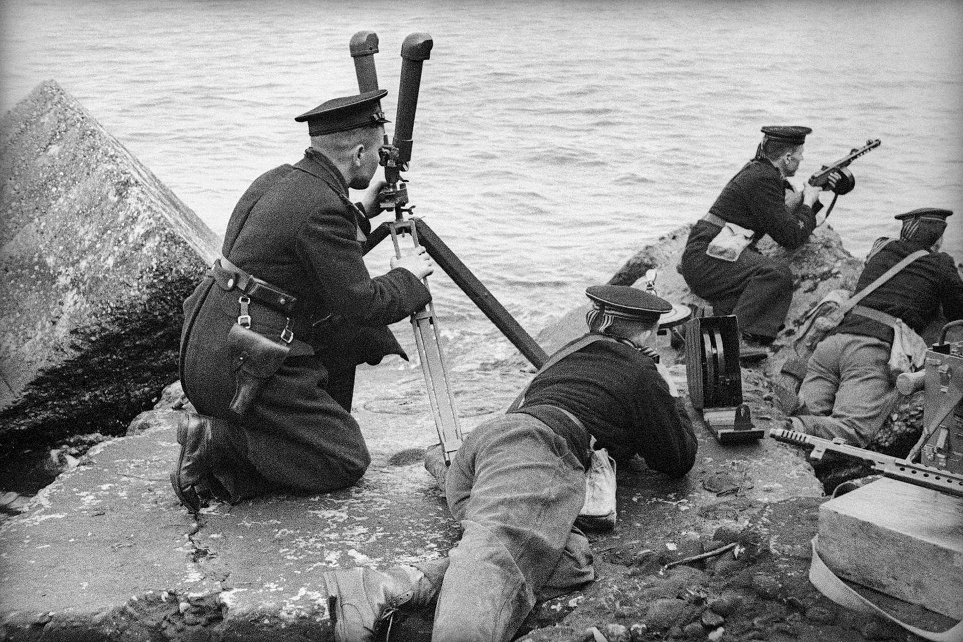 1944年4月苏联海军步兵在塞瓦斯托波尔海岸准备迎击敌军,中间水兵使用