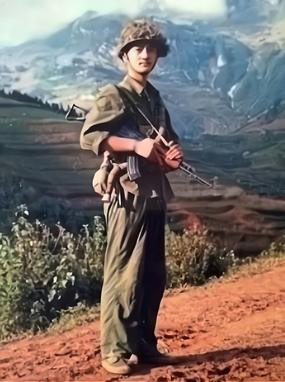 1985年,在老山战役期间,侦察兵荣伟牺牲前留下的照片,画面中的他年轻