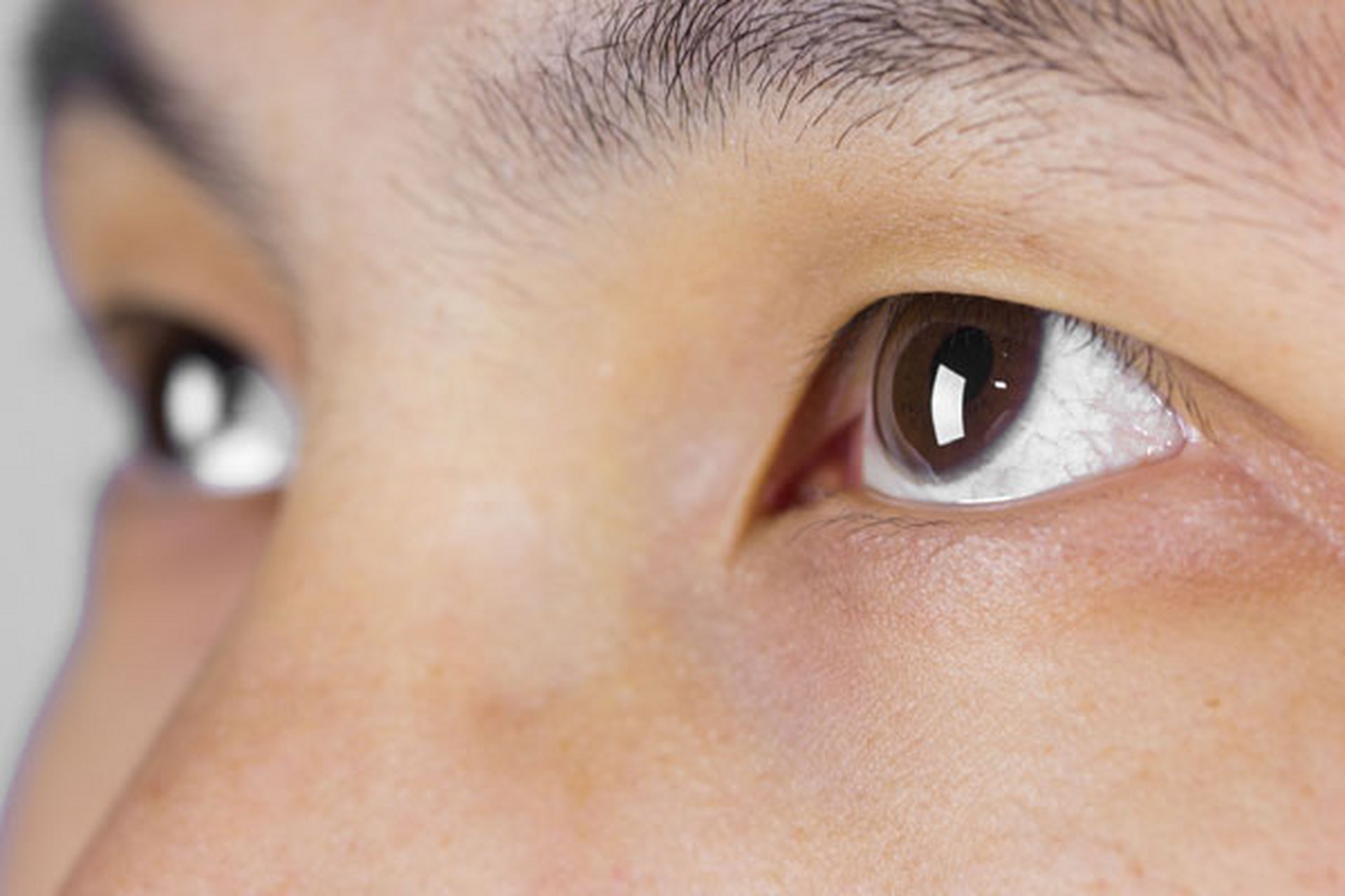 左眼看东西模糊可能与散光,青光眼,白内障等因素有关.